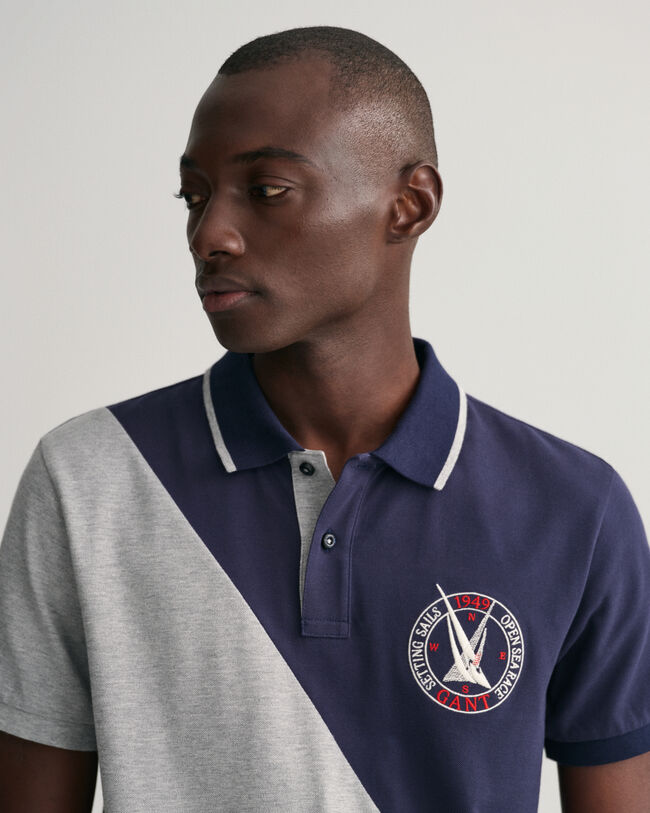 Pik&eacute;tr&ouml;ja med segelmotiv och diagonala f&auml;rgblock