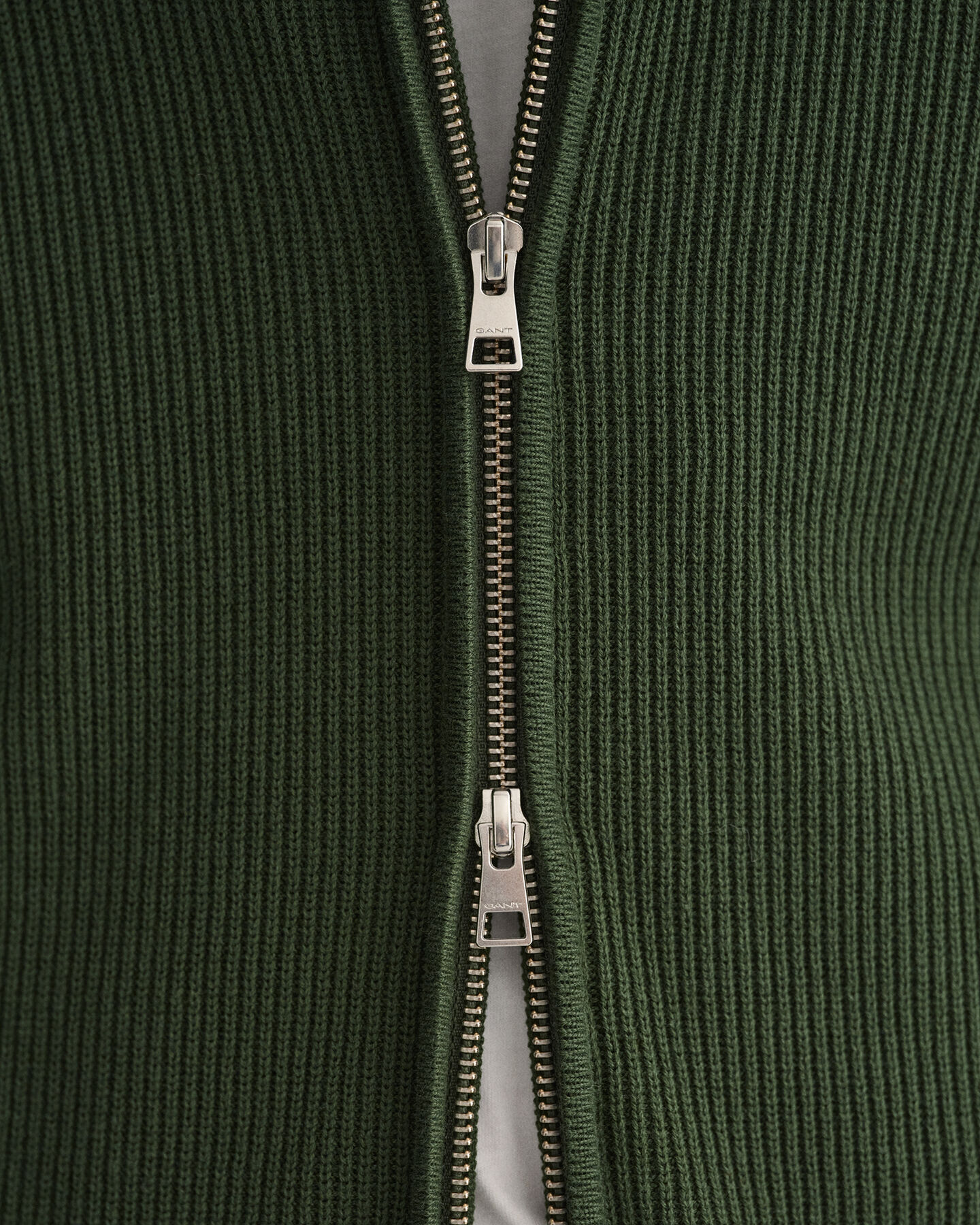 Ribbstickad tr&ouml;ja med dragkedja