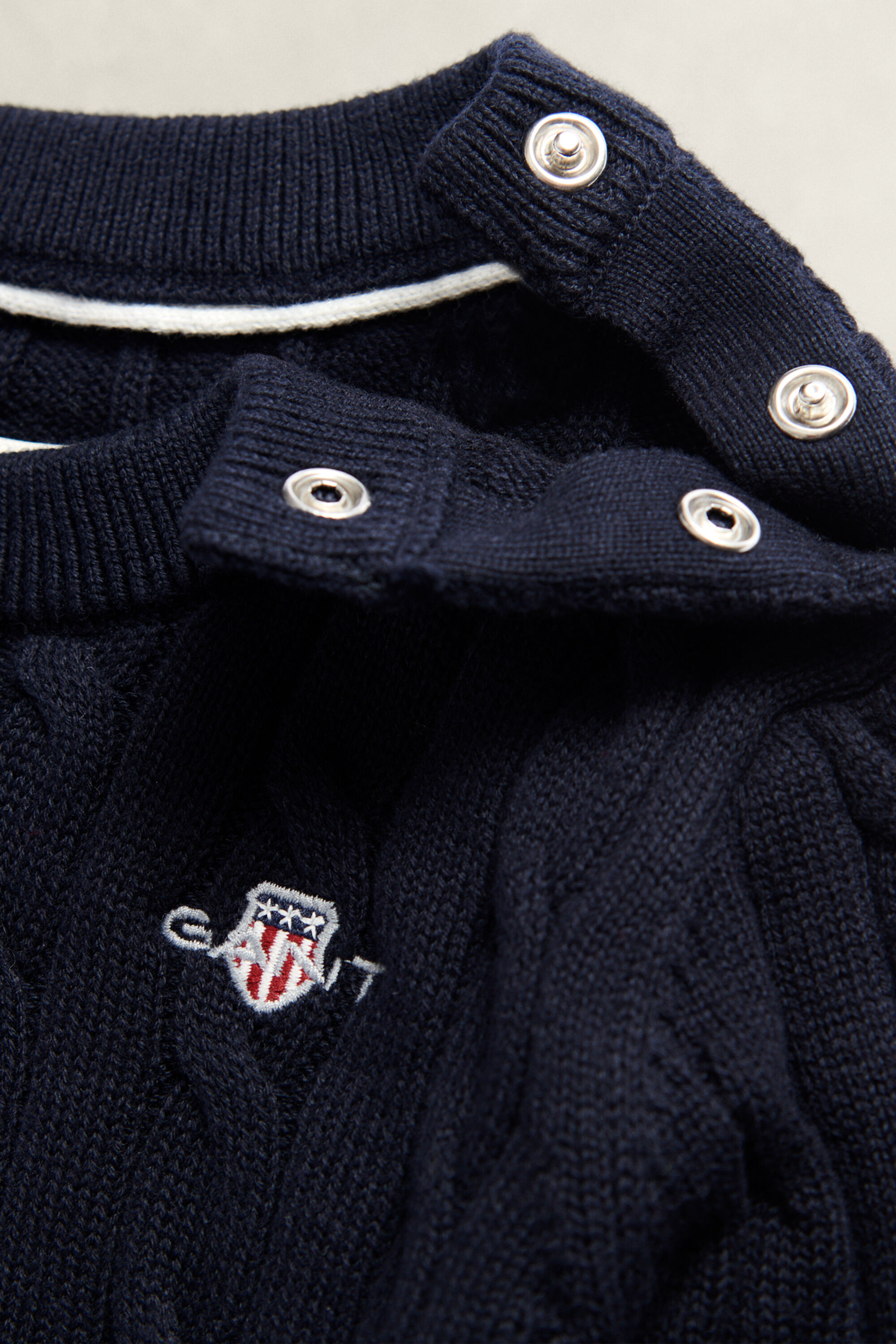 Boys kabelstickad tröja med sköldemblem