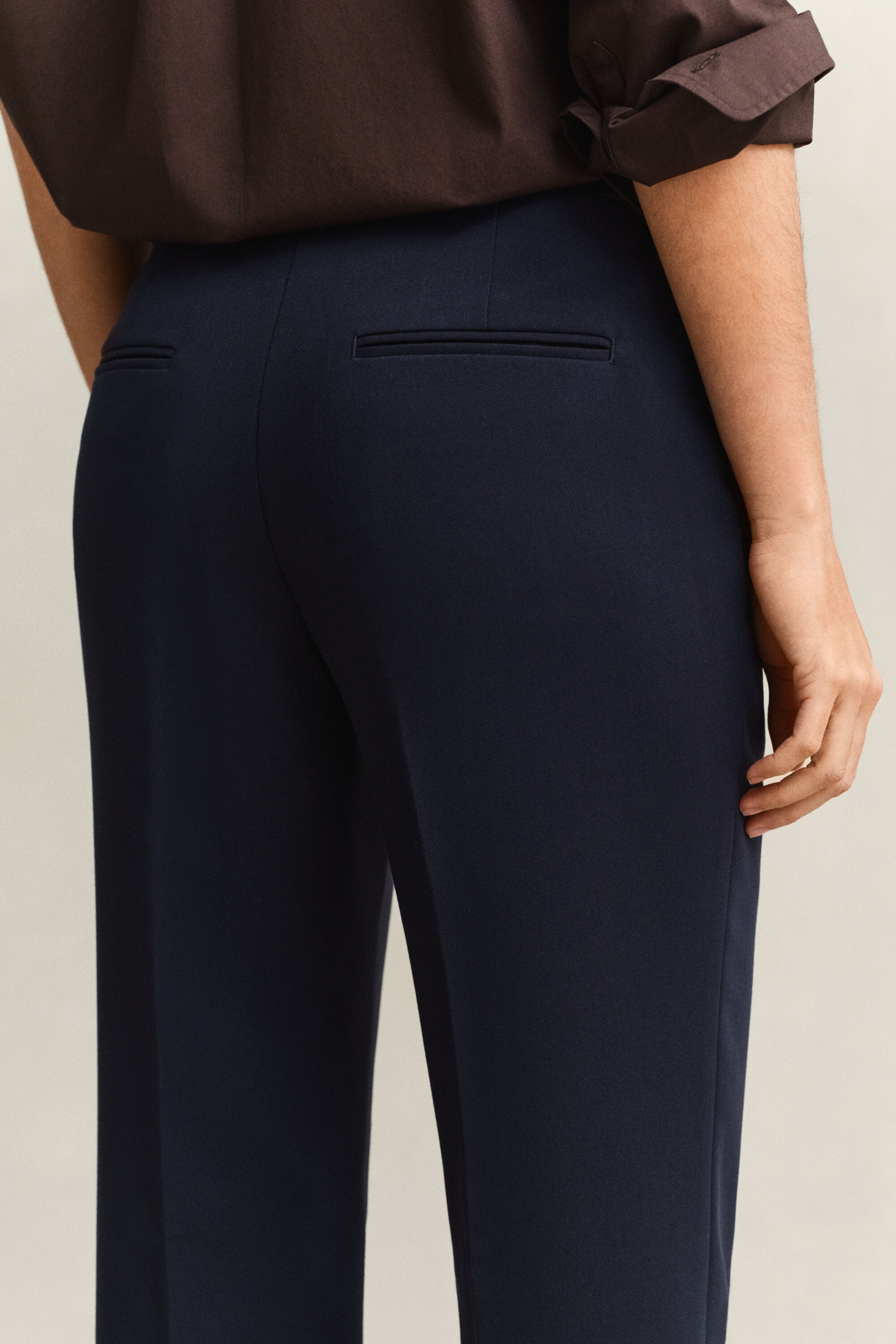 Slim fit slacks med utställda ben