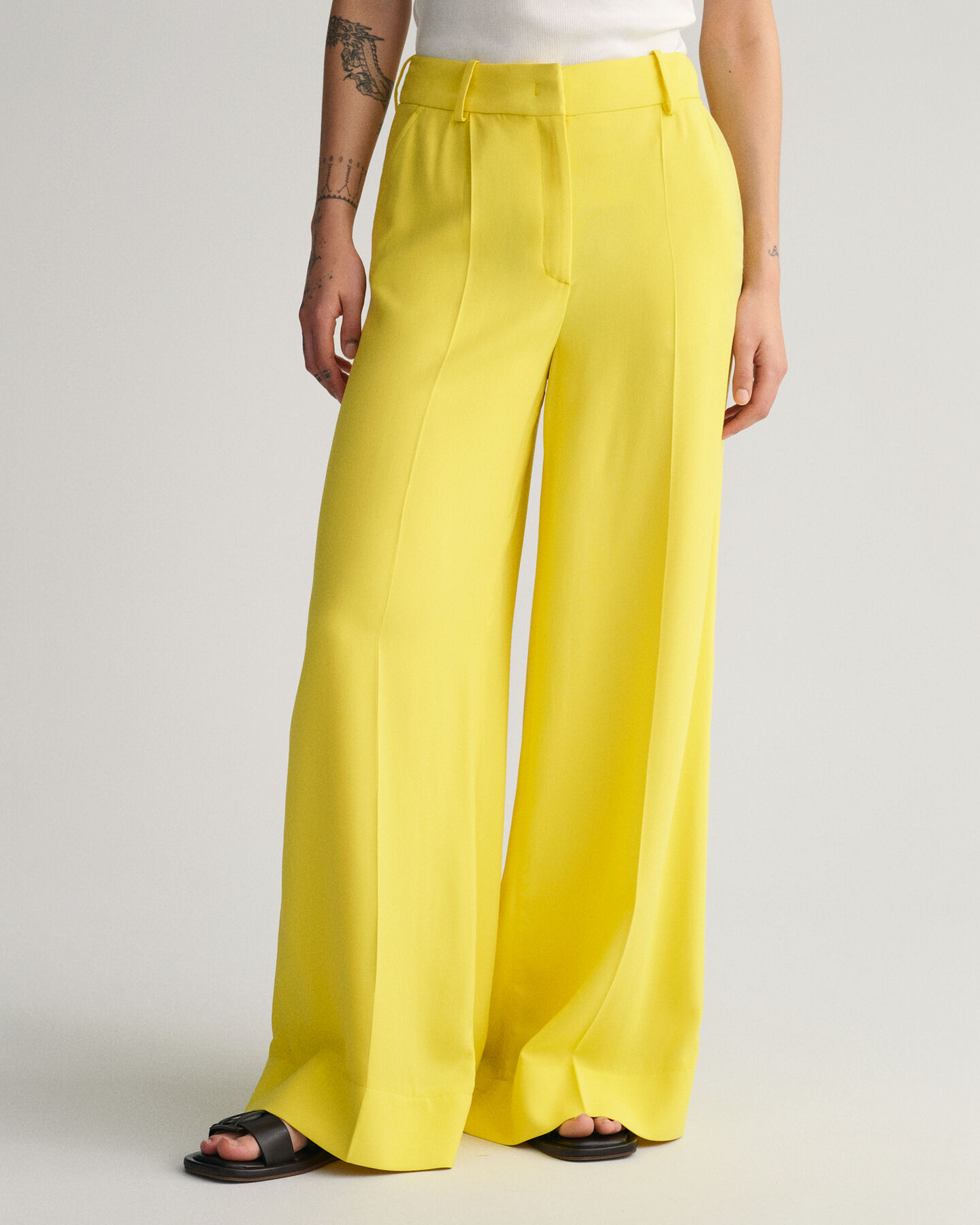 Fluid byxor med vida ben