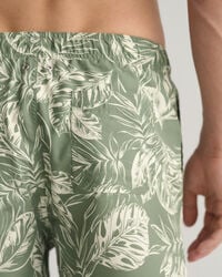 Classic fit badshorts med tropiskt l&ouml;vm&ouml;nster