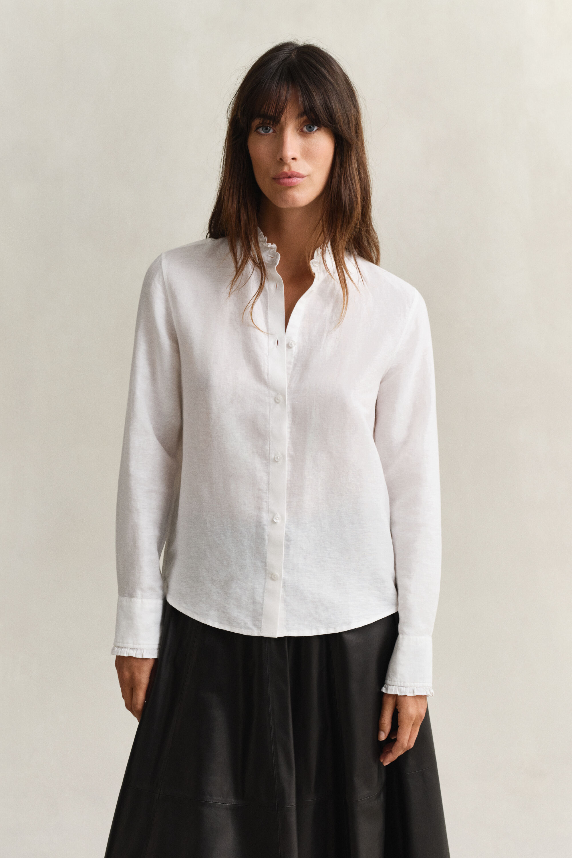 Blus i linneblandning med volang