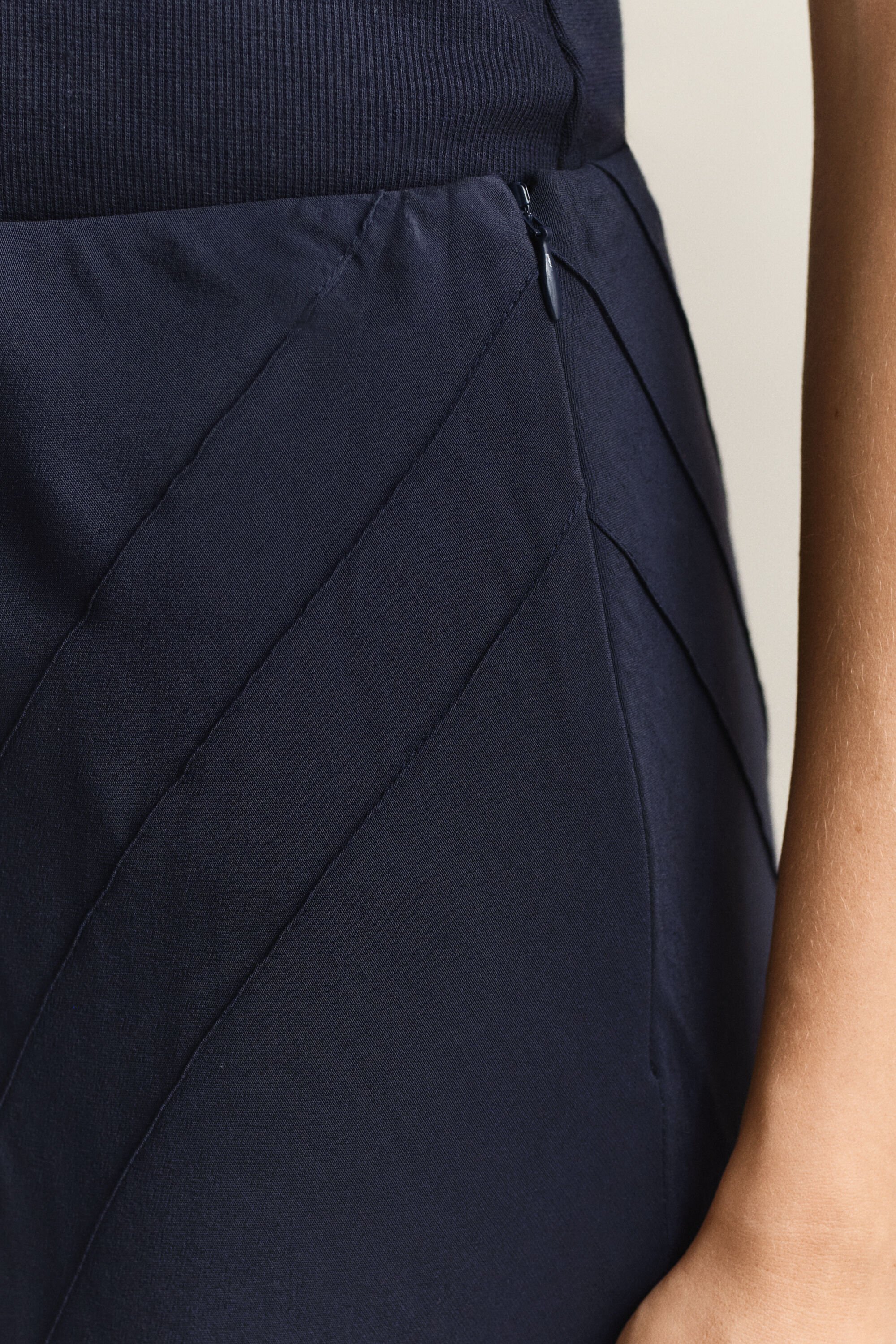 Utsvängd snedskuren kjol