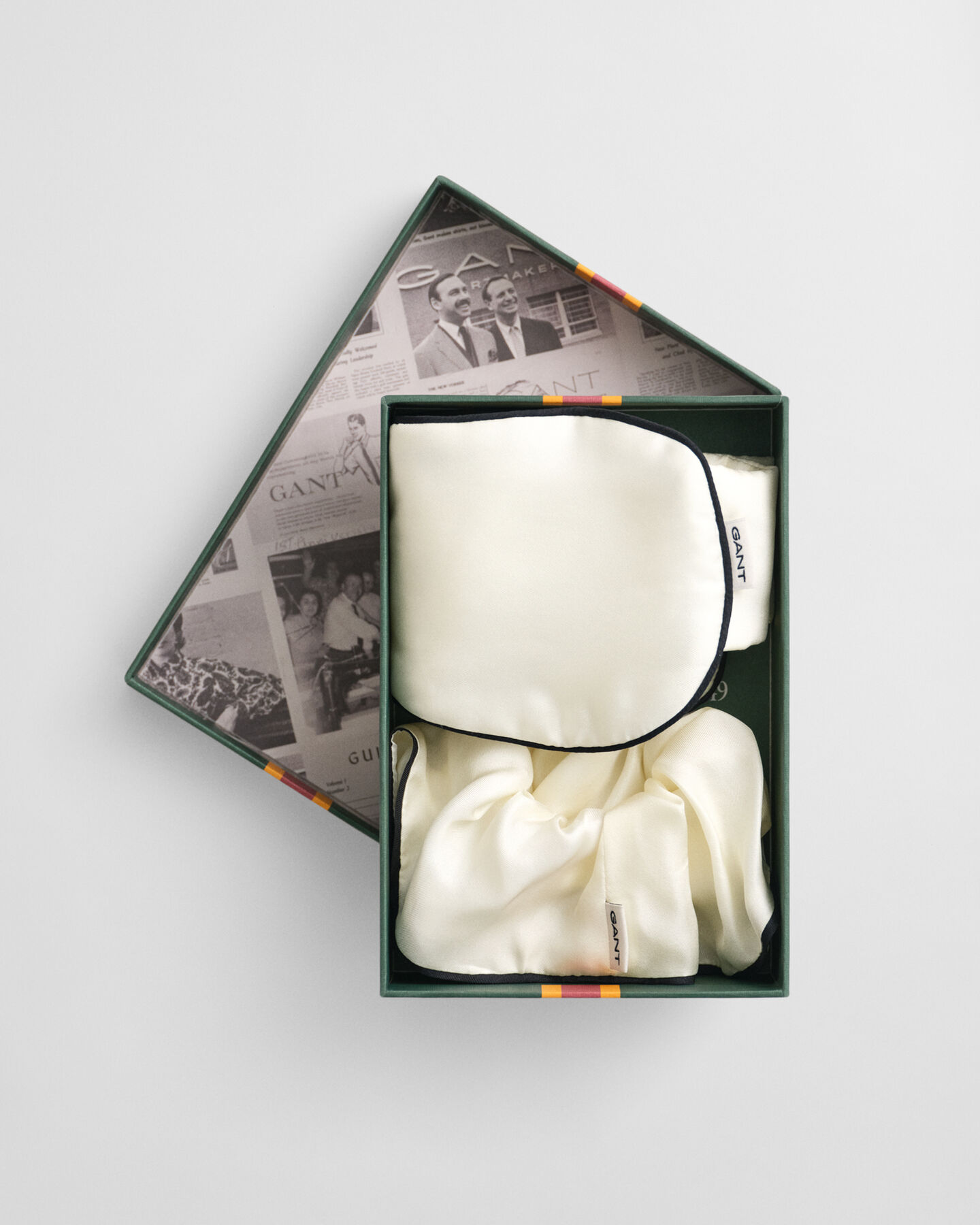 Sovmask och scrunchie i silke i presentförpackning