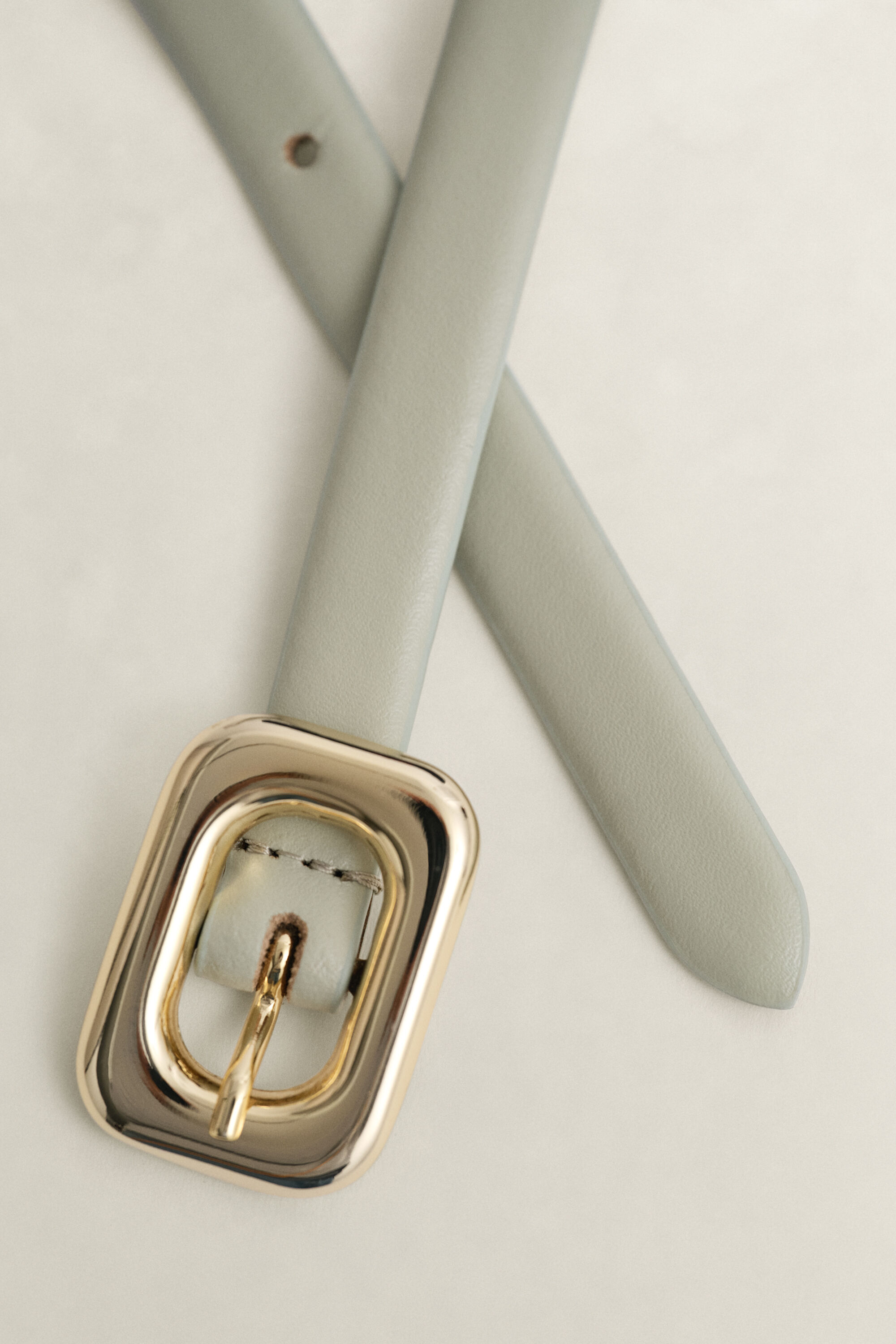 Läderbälte med rundat spänne