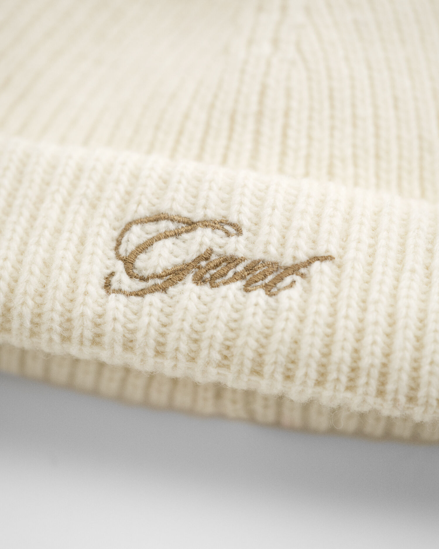 Baby tofsmössa med öronlappar