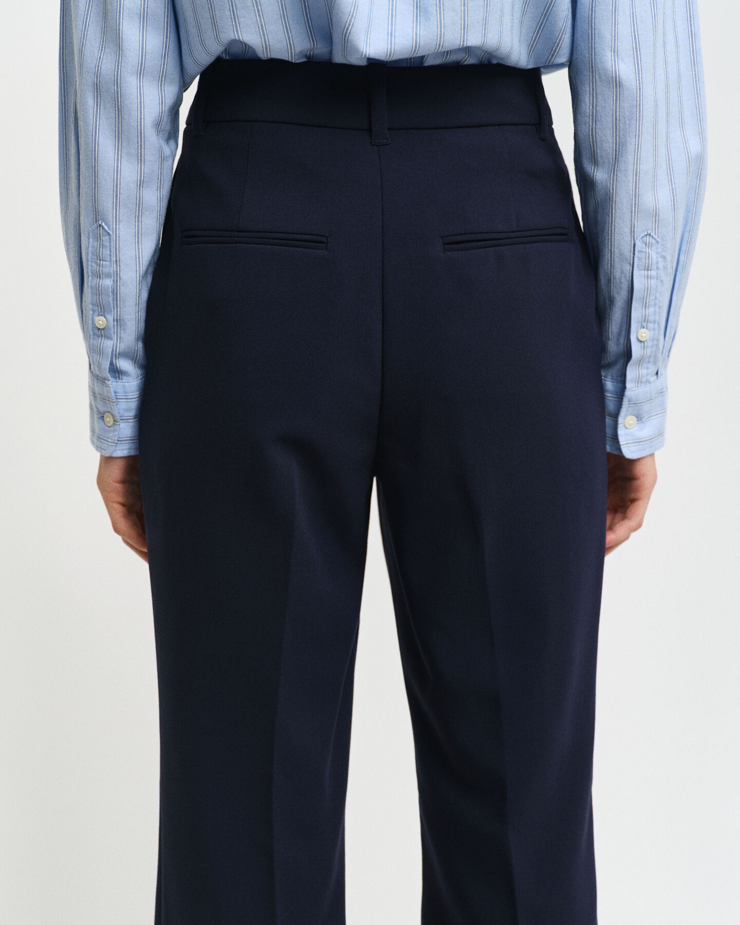 Slim fit slacks med utställda ben