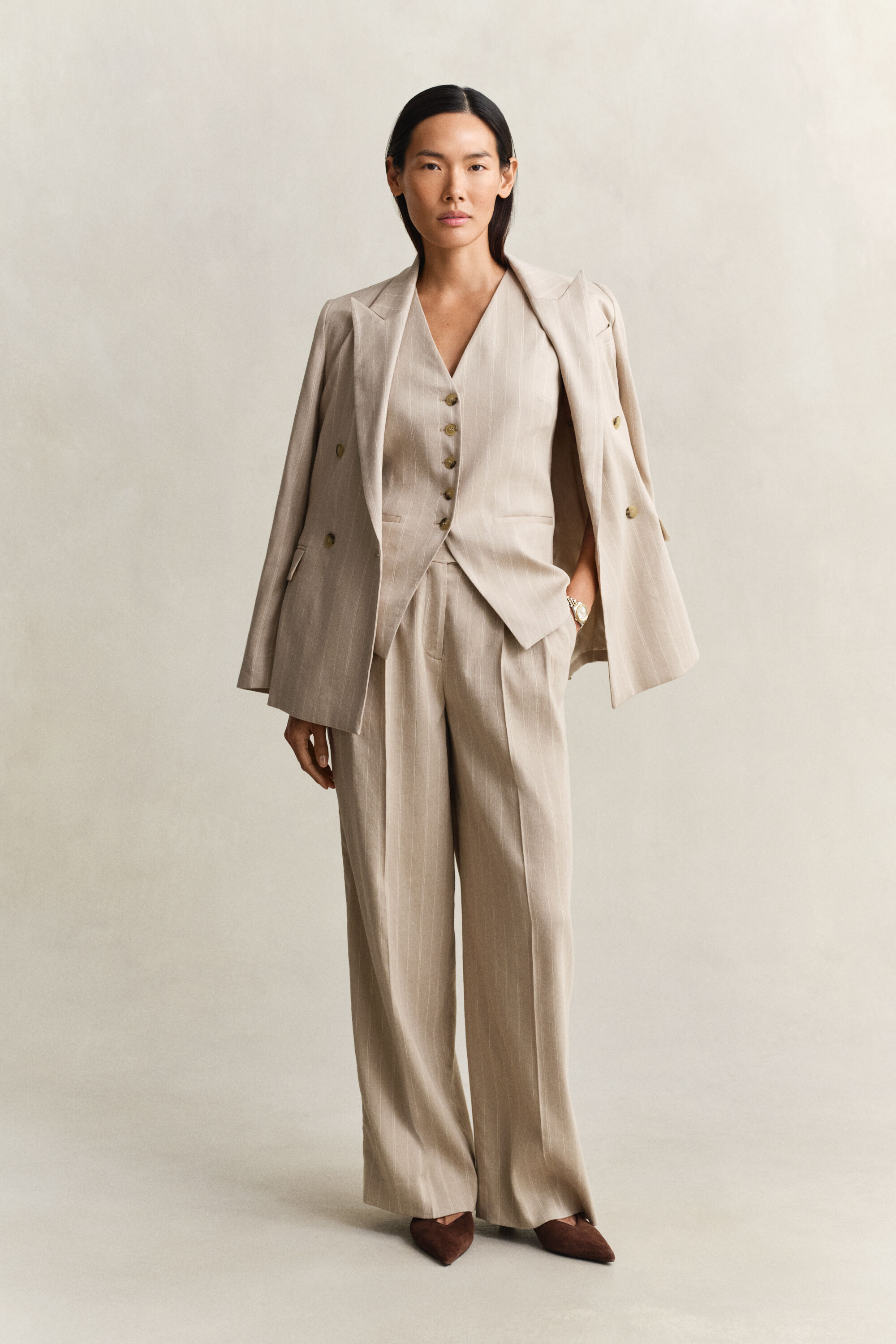 Kritstrecksrandig väst i linneblandning