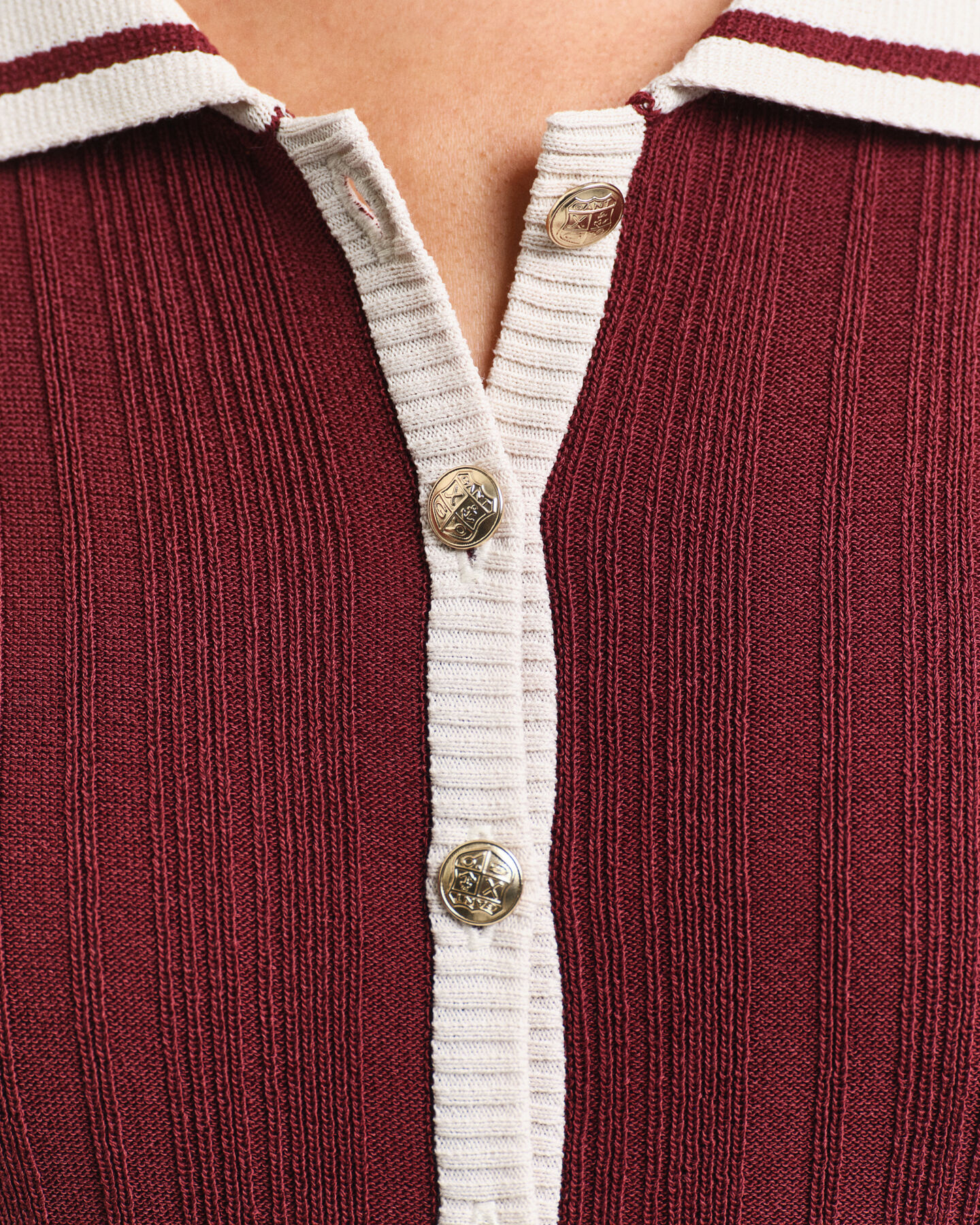 Kontrastf&auml;rgad ribbstickad kl&auml;nning