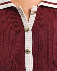 Kontrastf&auml;rgad ribbstickad kl&auml;nning