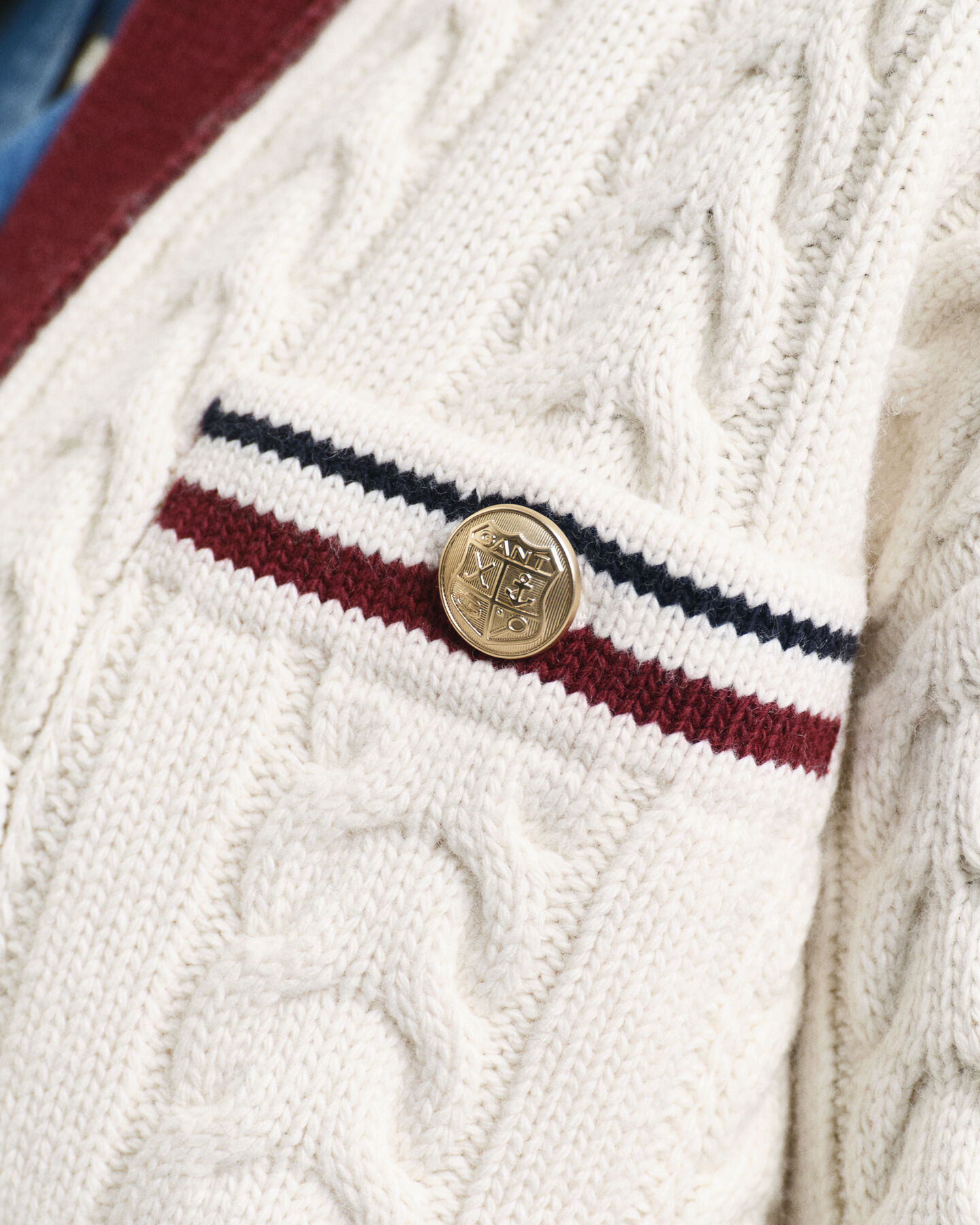 Kabelstickad kontrastf&auml;rgad kofta