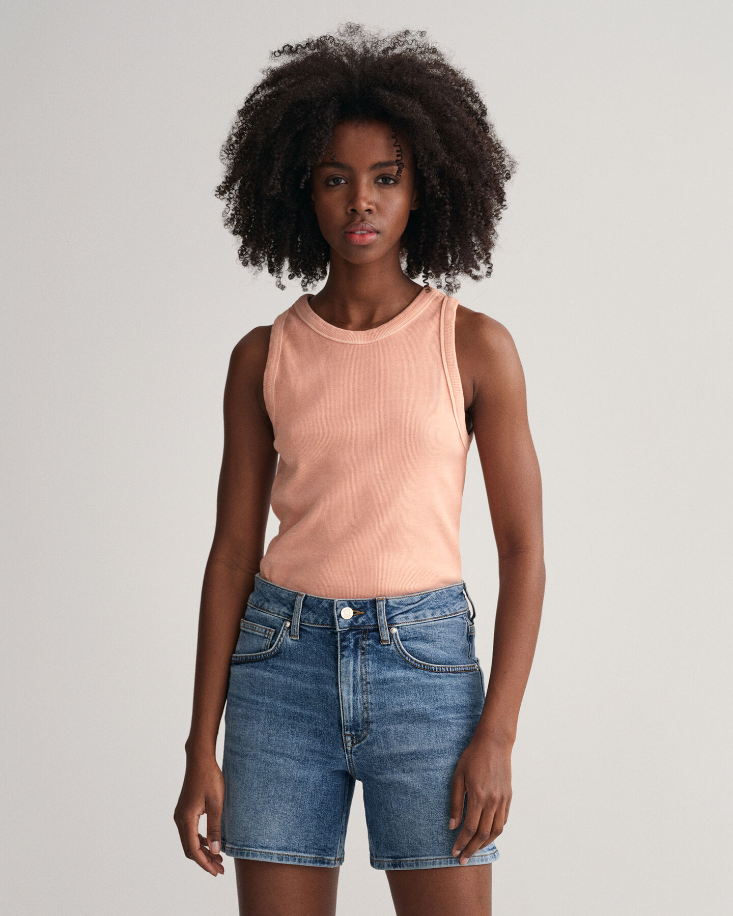 Sunfaded ribbstickat linne med hög halsringning