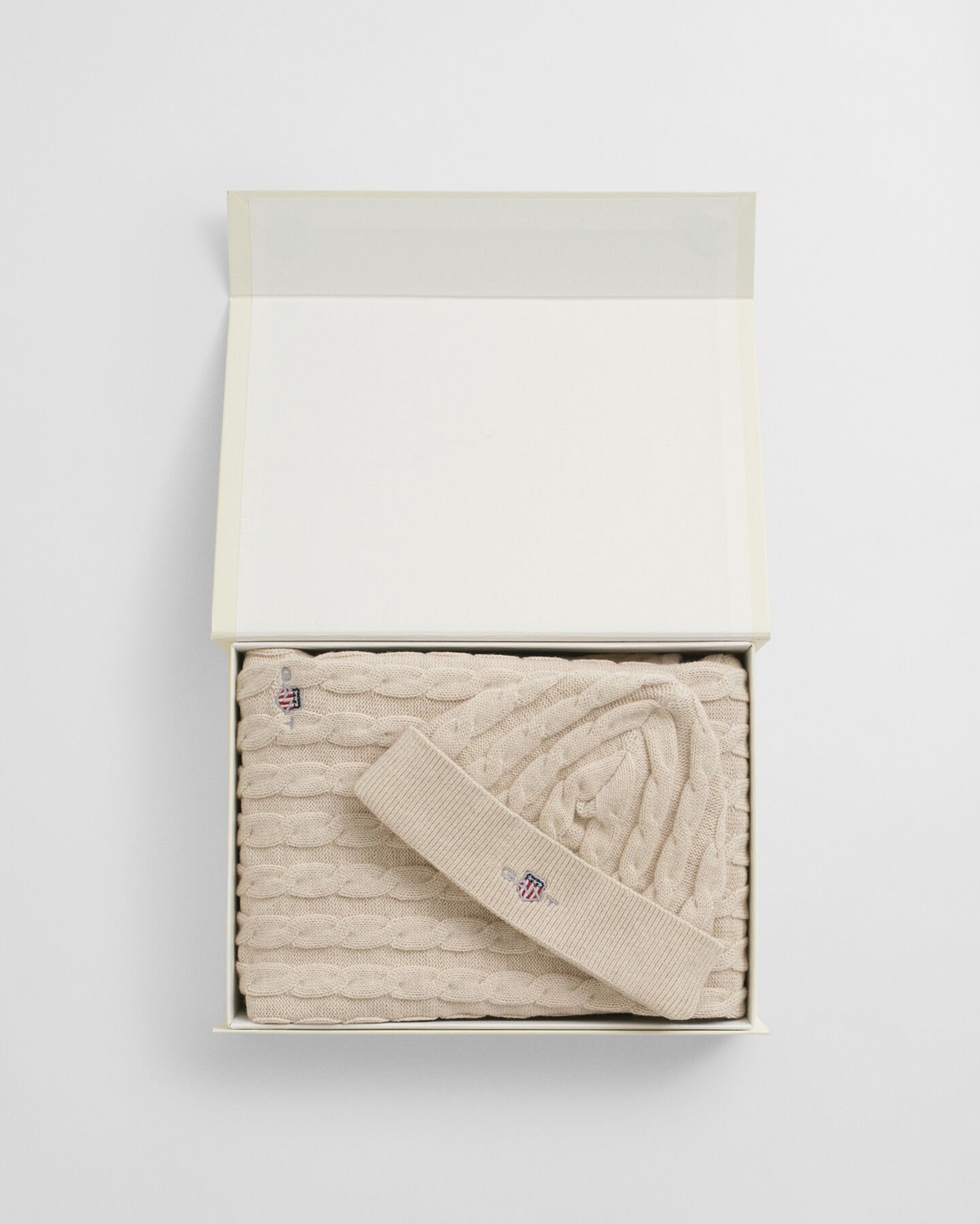 Gåvoset med babyfilt och mössa