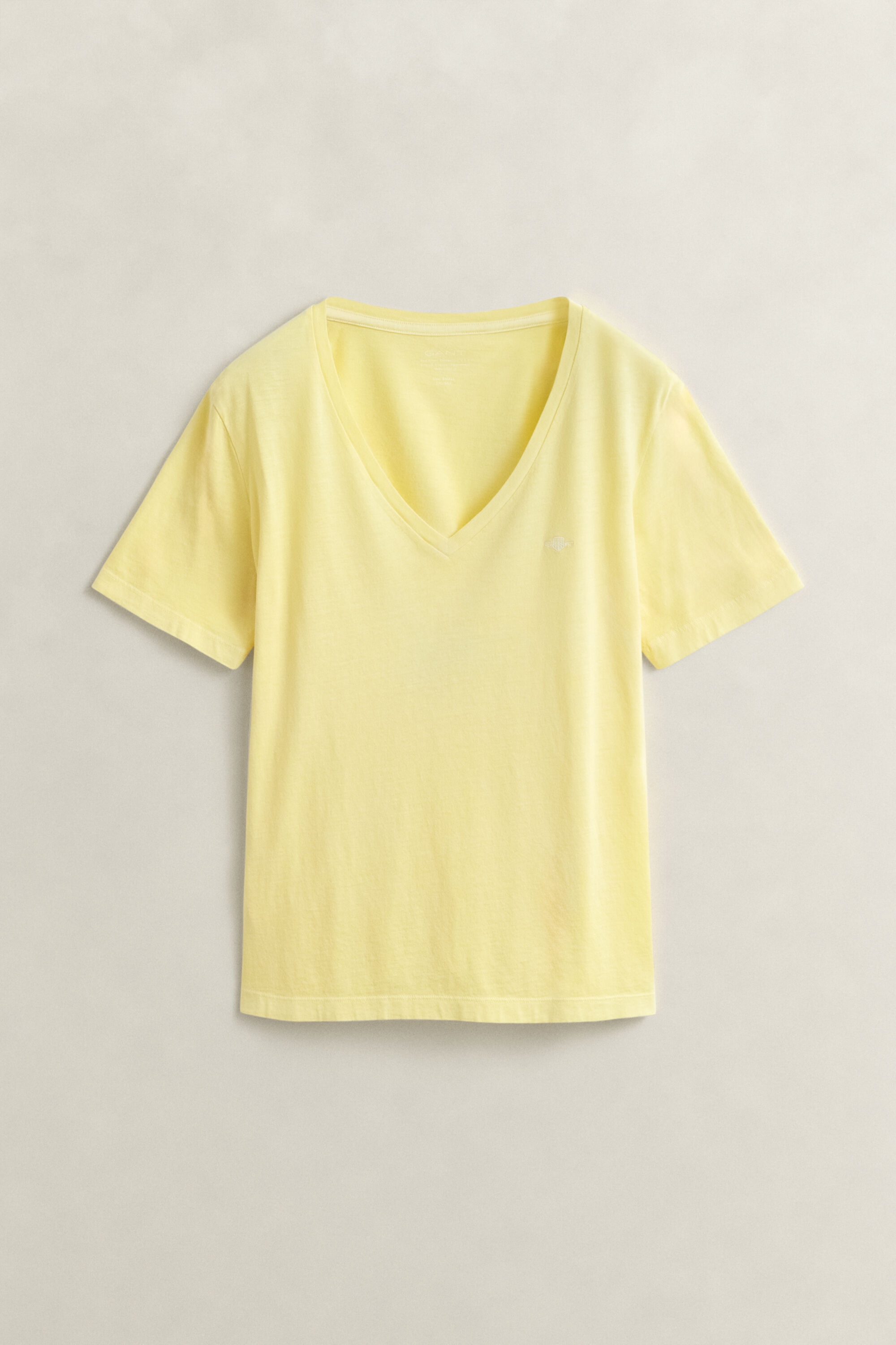 V-ringad tvättad T-shirt med sköldlogo