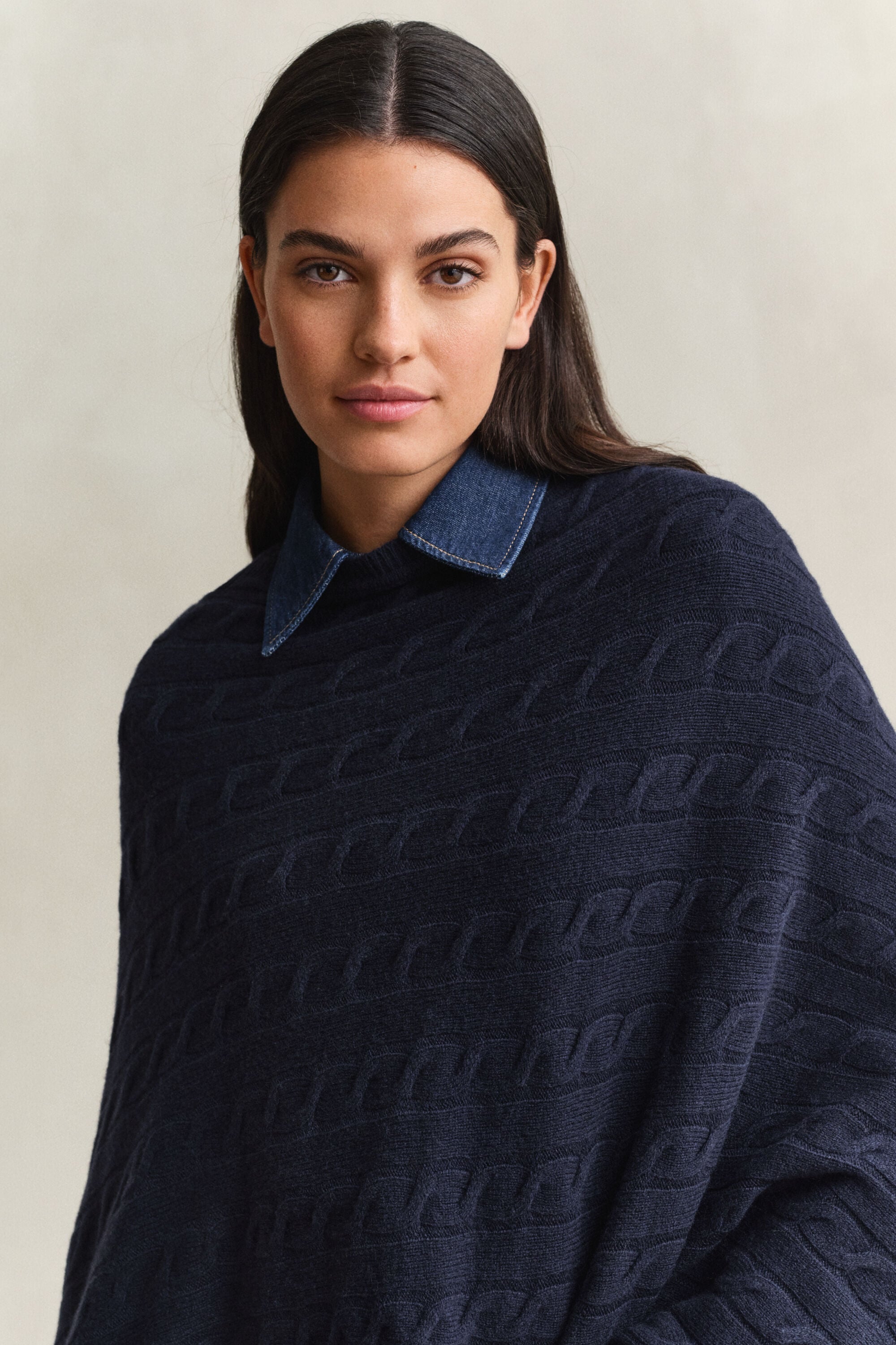 Kabelstickad ylleponcho