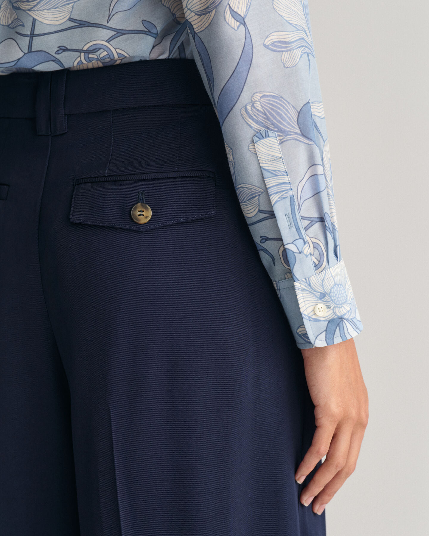 Regular fit skjorta i bomull och silke med magnoliamönster