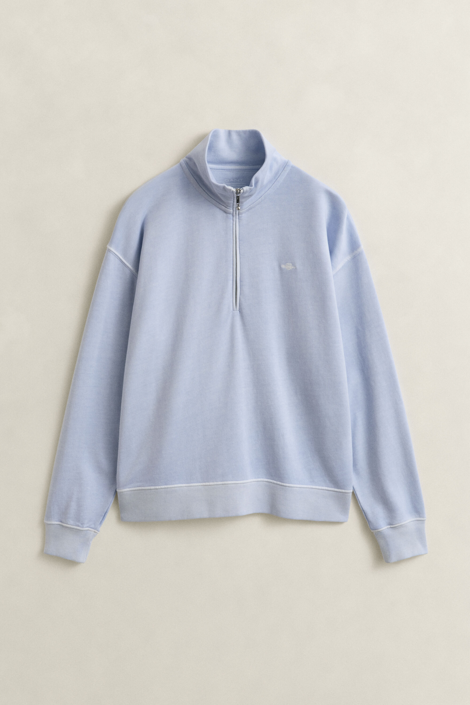 Tvättad sweatshirt med half-zip och sköldlogo