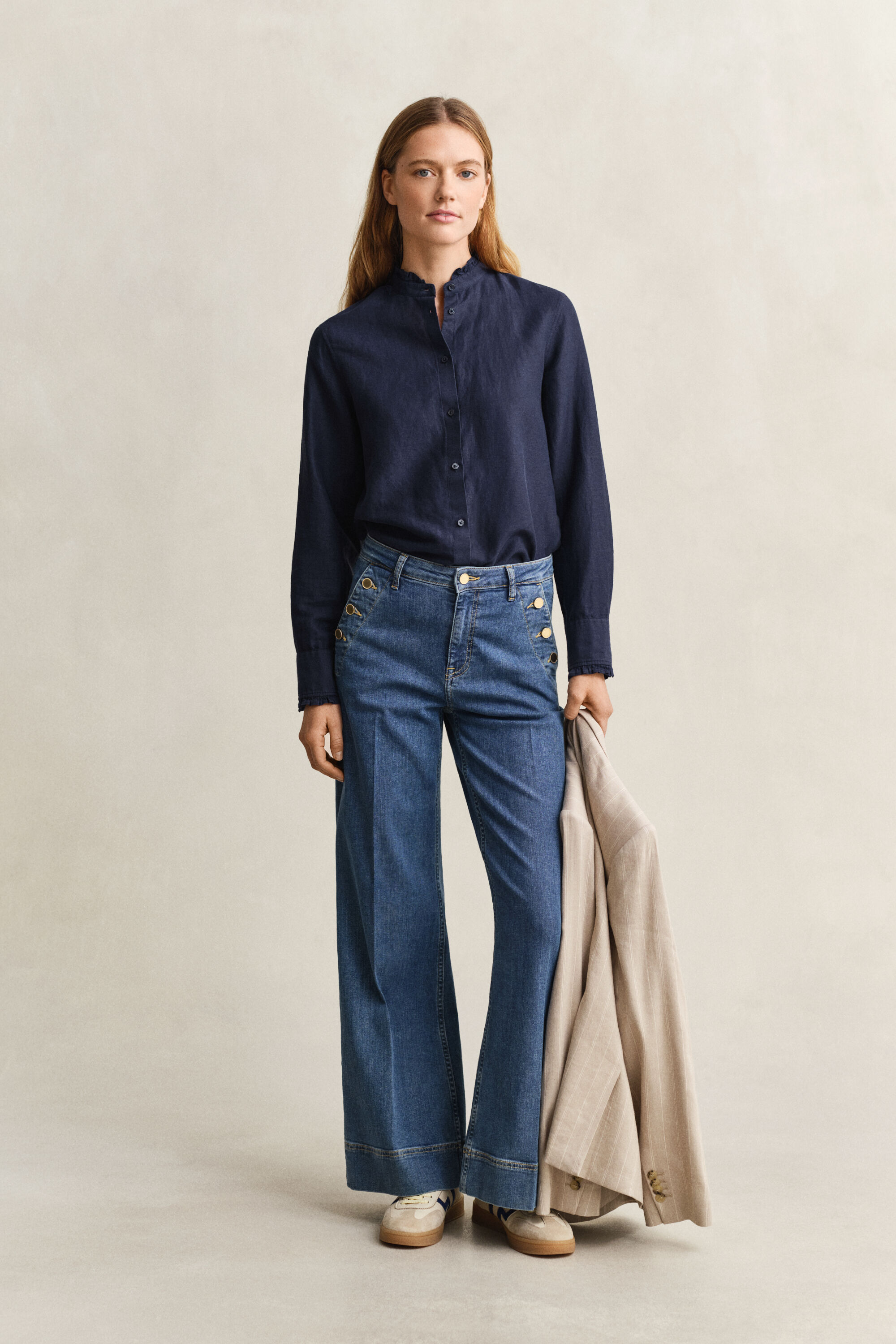 Blus i linneblandning med volang