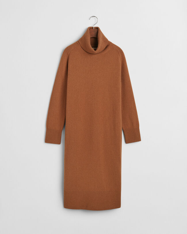 Kl&auml;nning med polokrage och detaljer i fiskbensm&ouml;nster