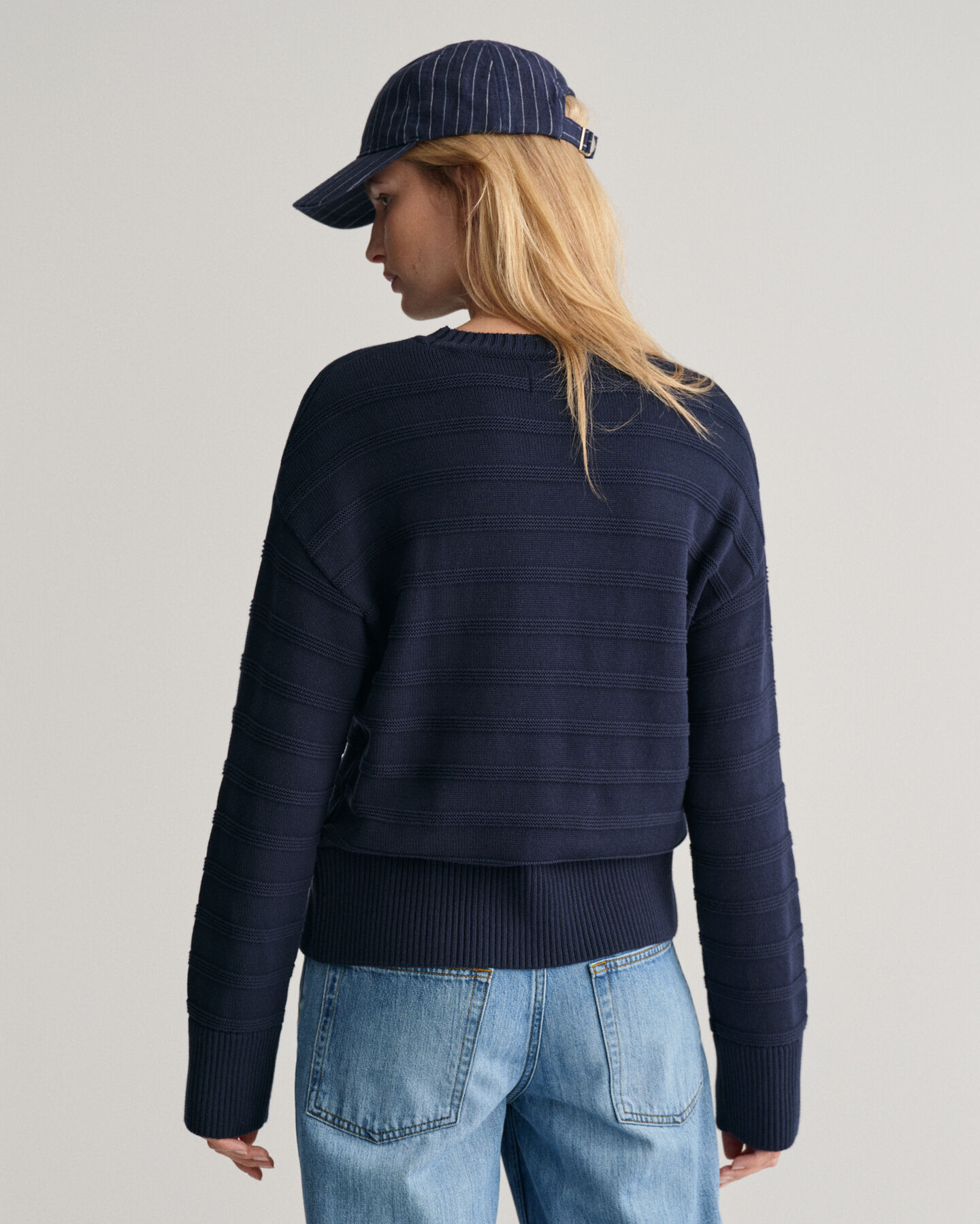 Rundhalsad bomullstr&ouml;ja med r&auml;nder ton i ton