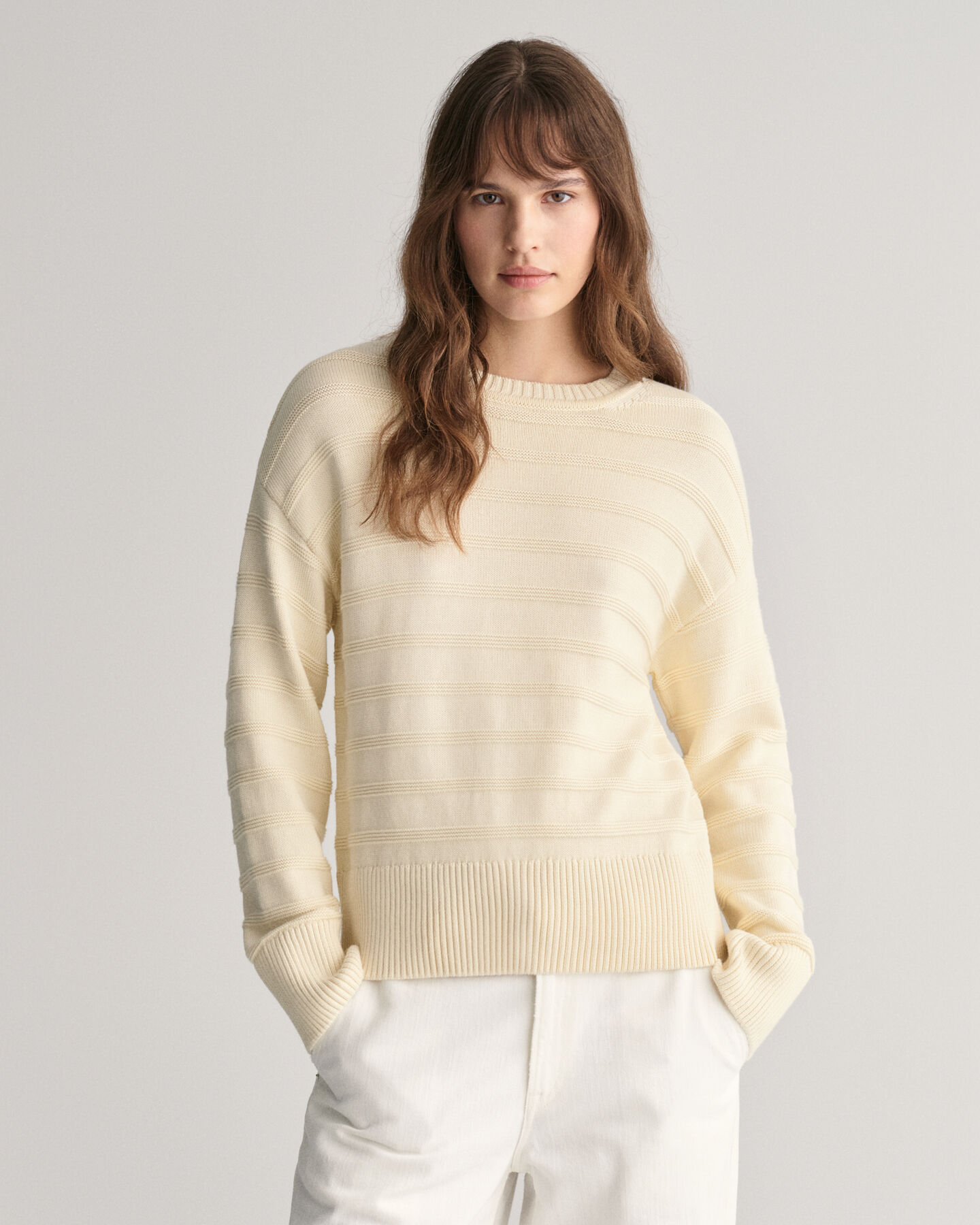 Rundhalsad bomullstr&ouml;ja med r&auml;nder ton i ton