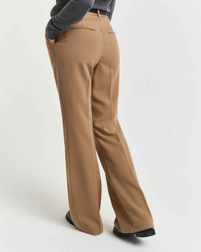 Slim fit slacks med utställda ben