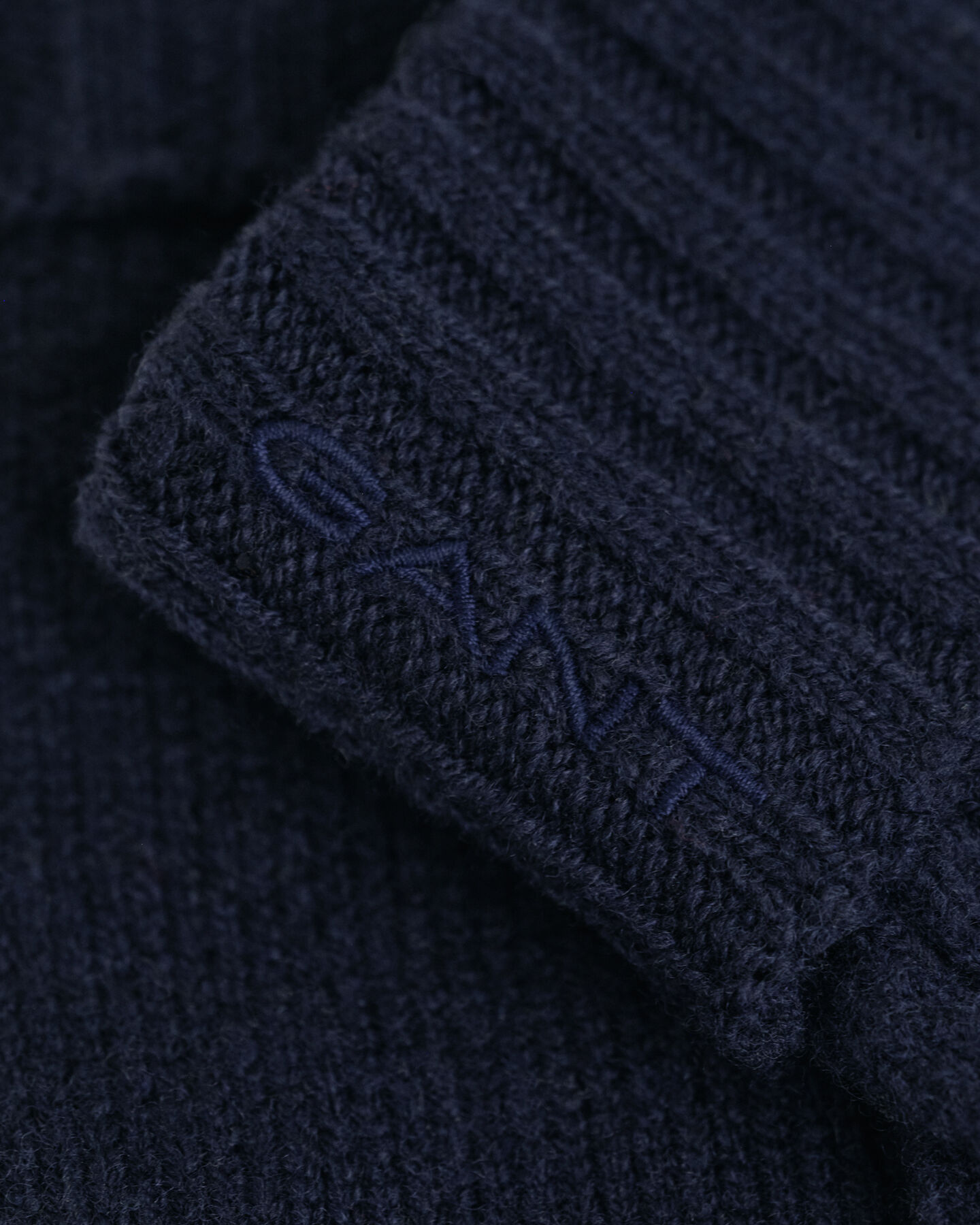 Handskar i ull med flätmönster