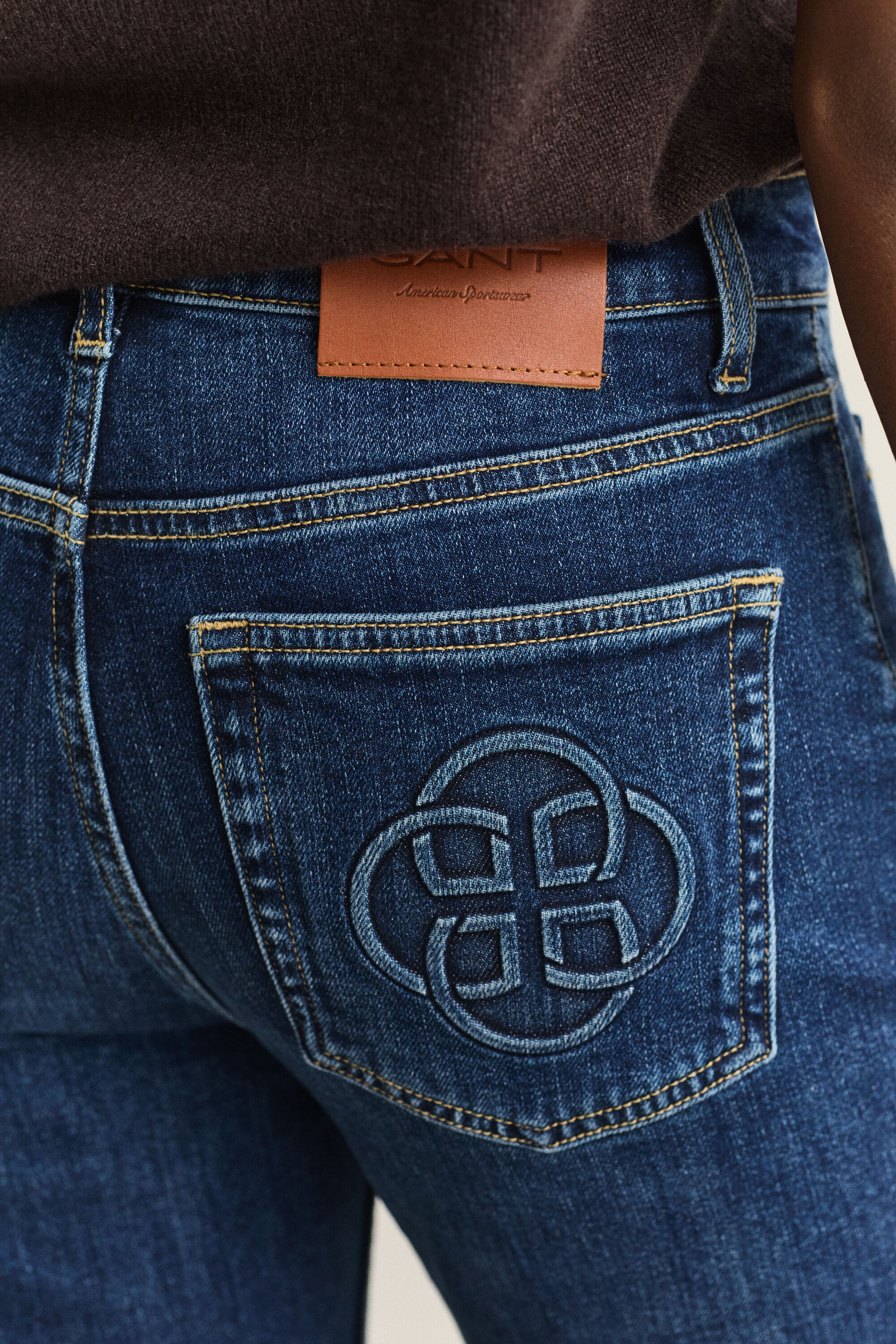 Utställda jeans med monogram
