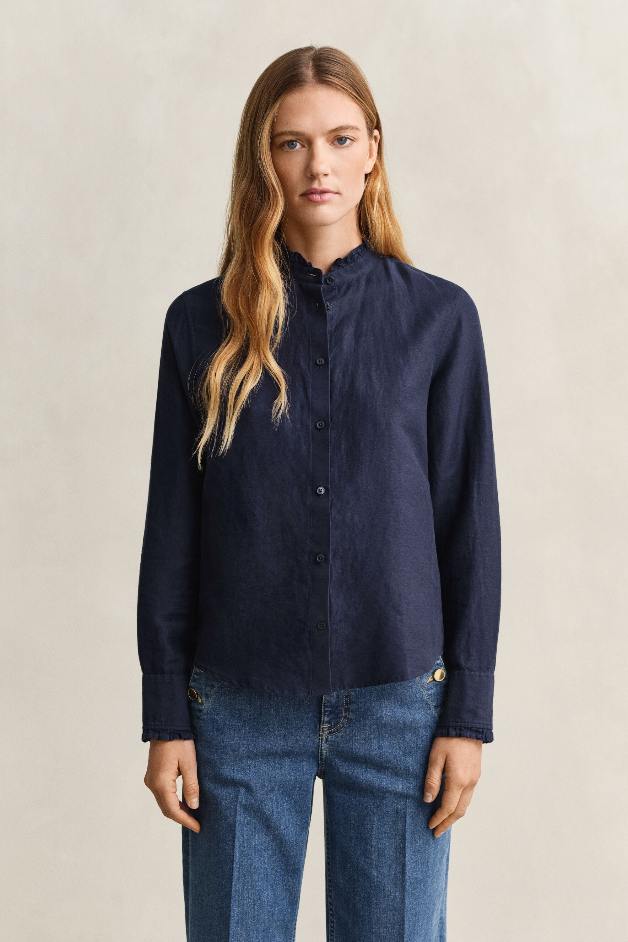 Blus i linneblandning med volang