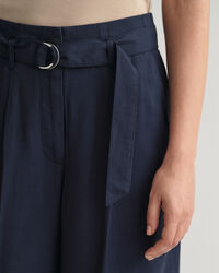 Cropped byxor med b&auml;lte och vida ben