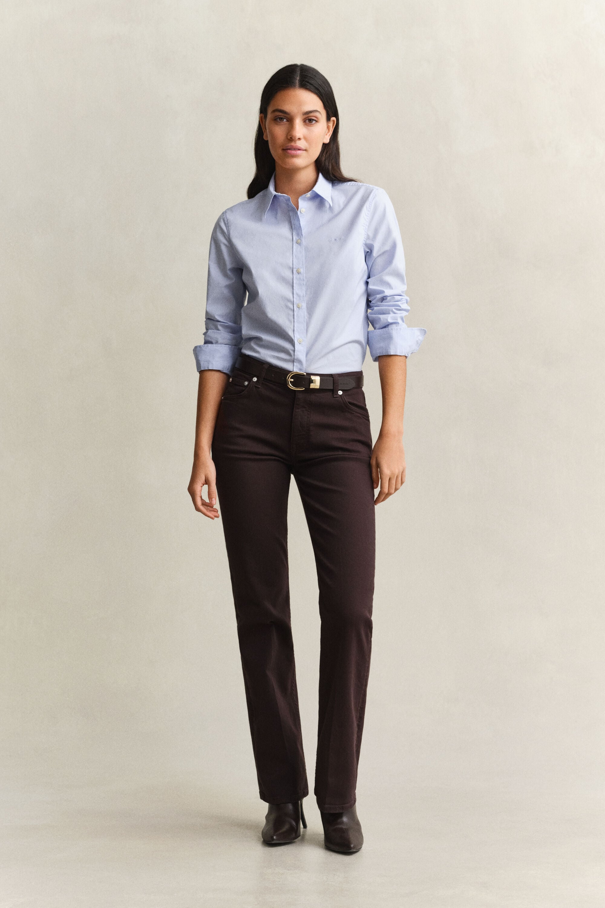 Slim färgade utställda jeans
