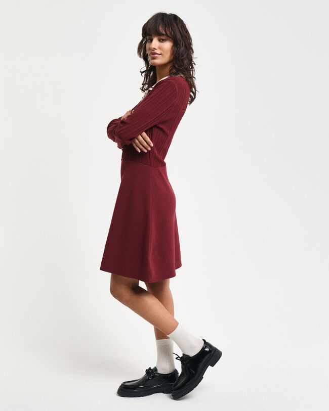 Kontrastf&auml;rgad ribbstickad kl&auml;nning