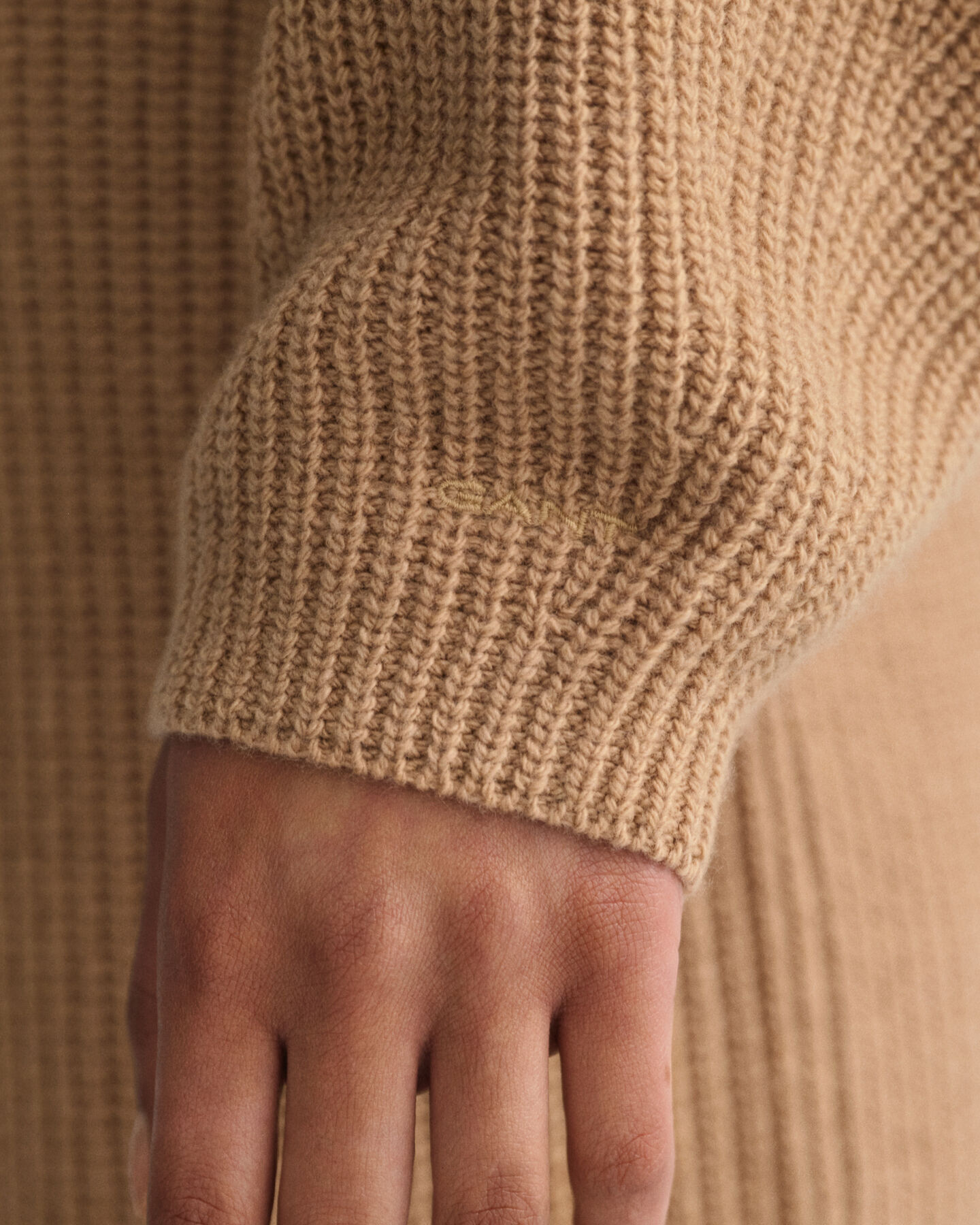 Ribbstickad yllekl&auml;nning med V-ringning