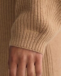 Ribbstickad yllekl&auml;nning med V-ringning