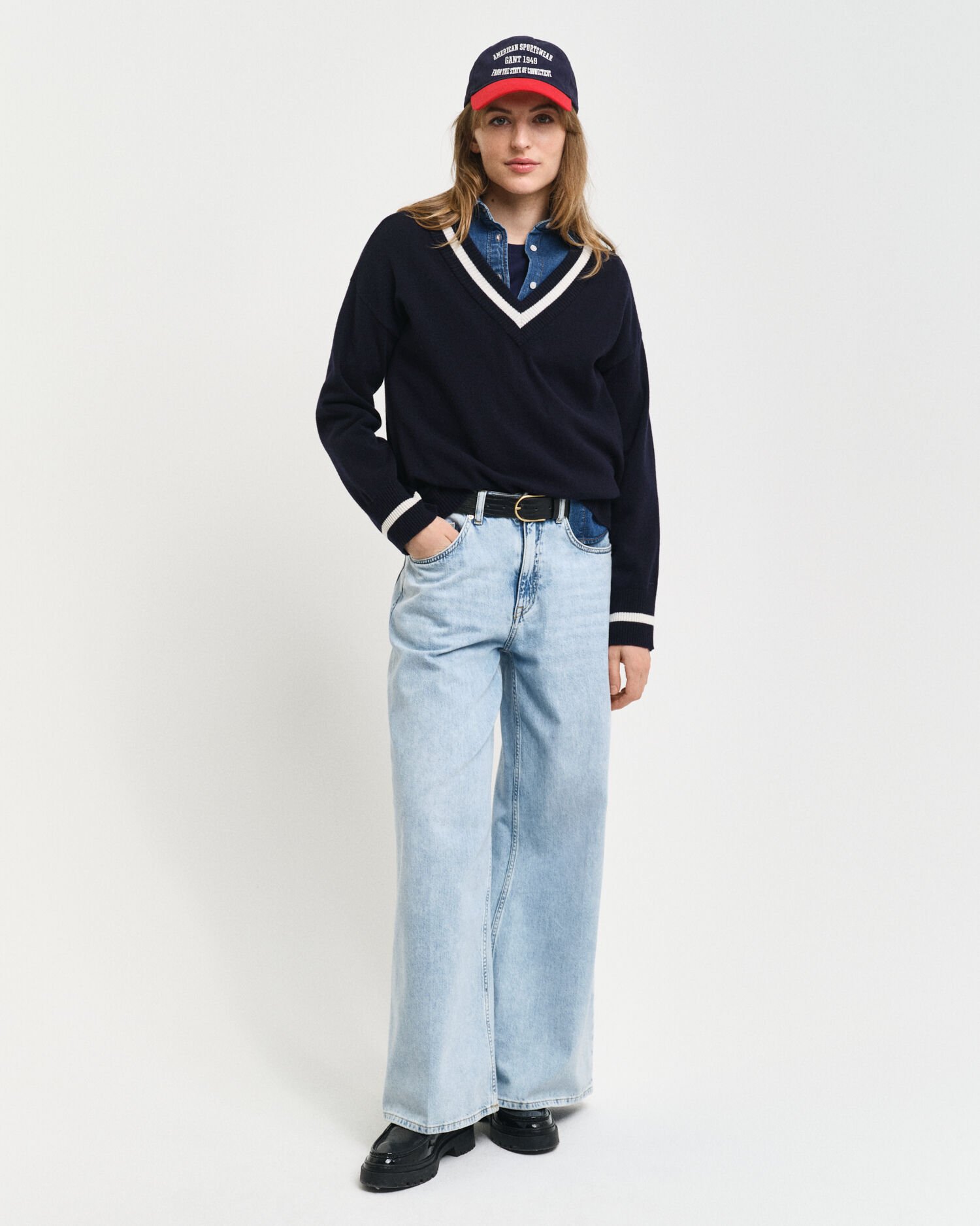 Kontrastfärgad V-ringad tröja i superfin lammull