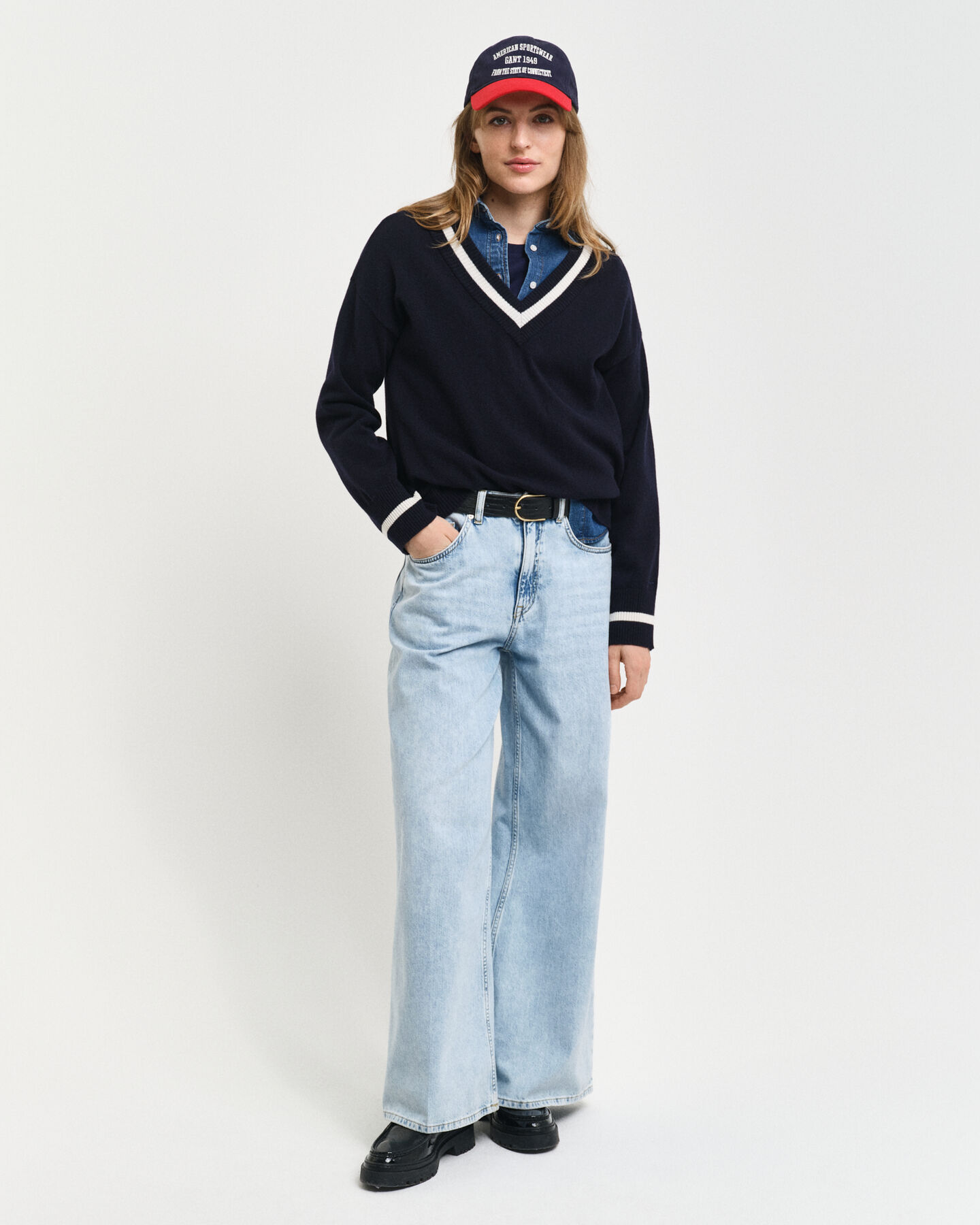 Kontrastfärgad V-ringad tröja i superfin lammull