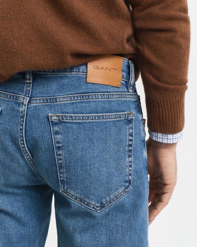 Regular fit jeans i stilren tvätt