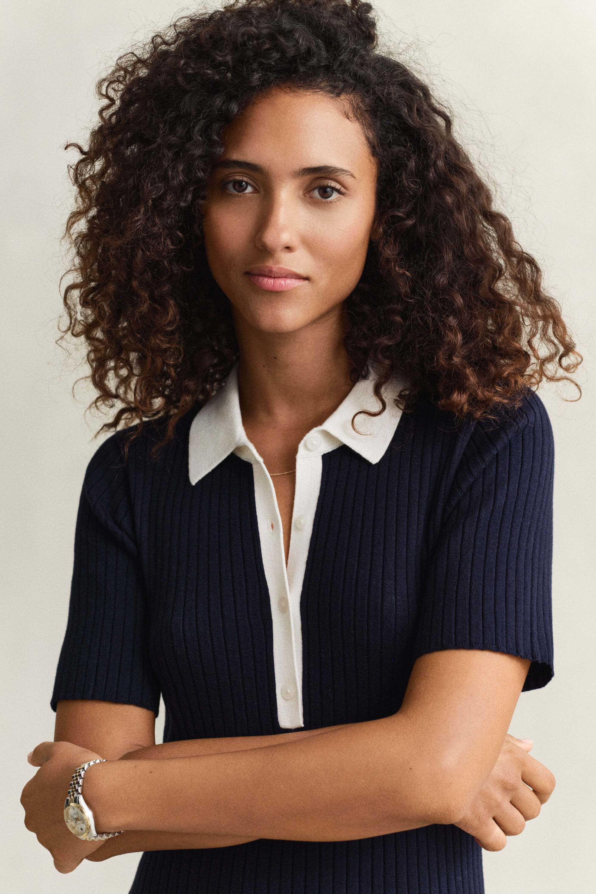 Ribbstickad pikéklänning