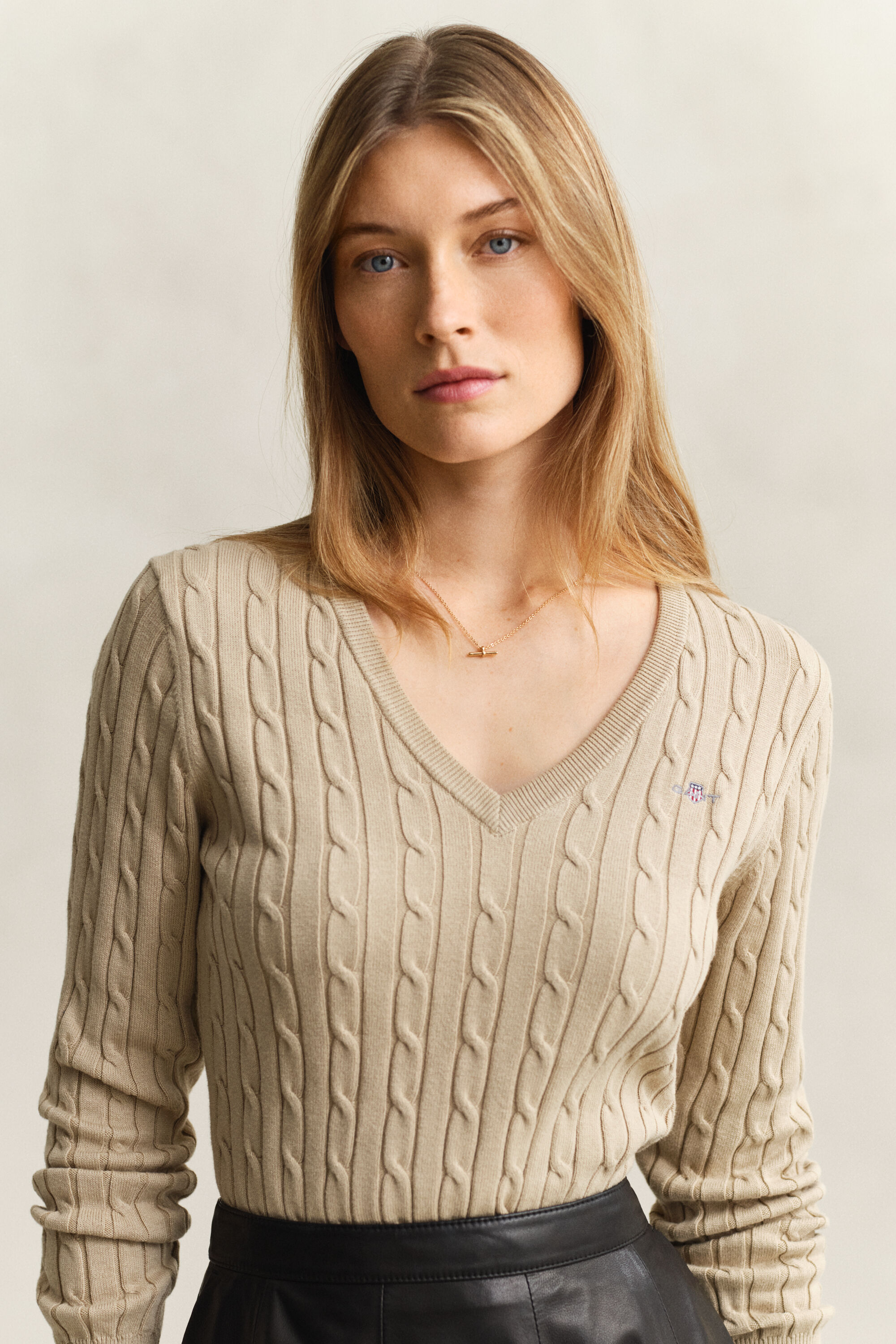 V-ringad kabelstickad tröja