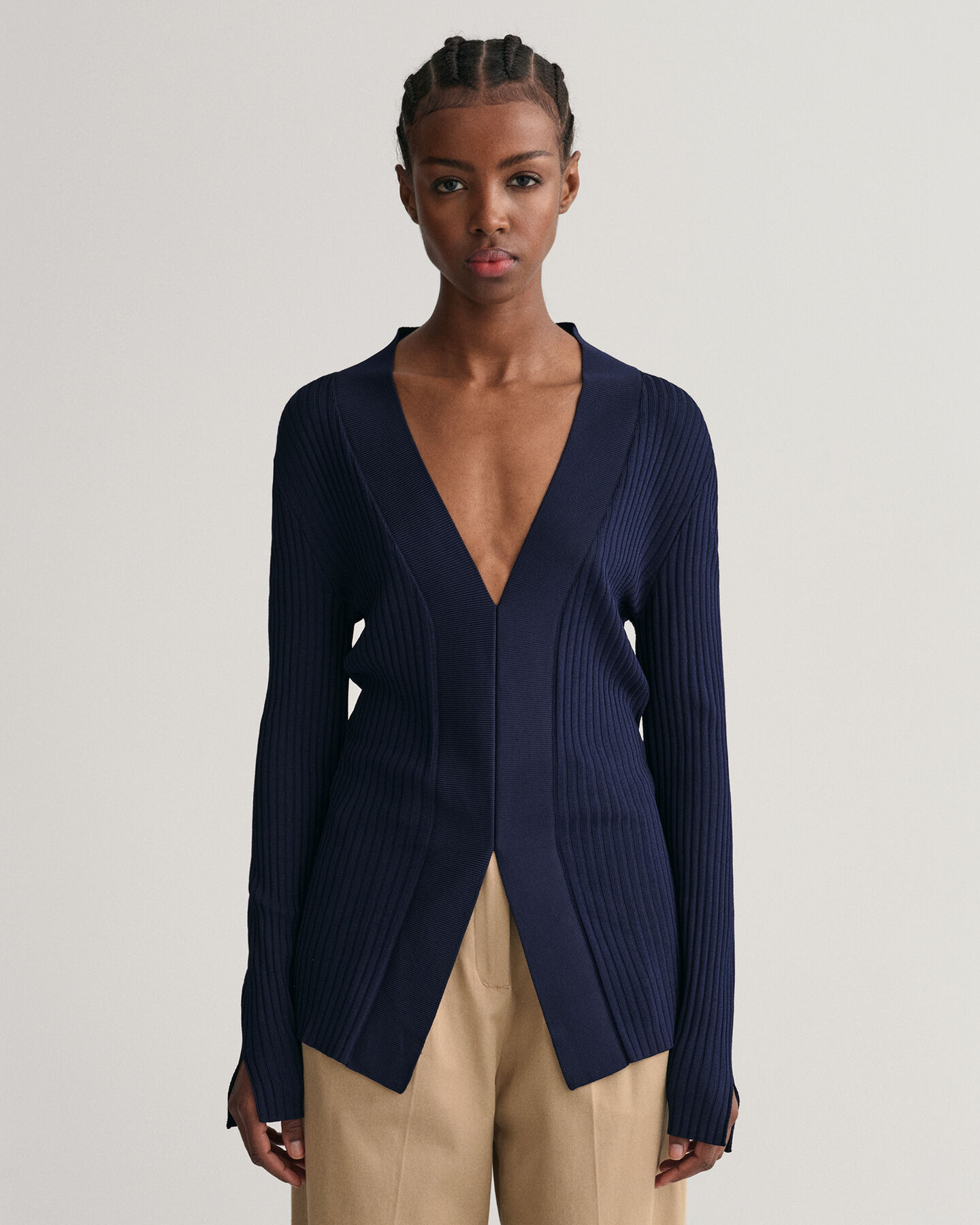 Ribbstickad tr&ouml;ja med V-ringning och l&aring;ng &auml;rm