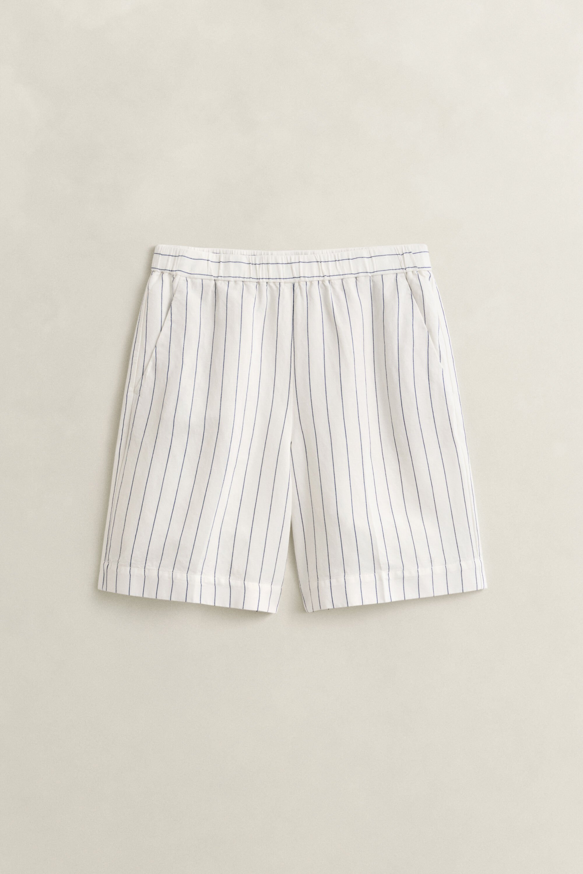 Randiga shorts i linneblandning