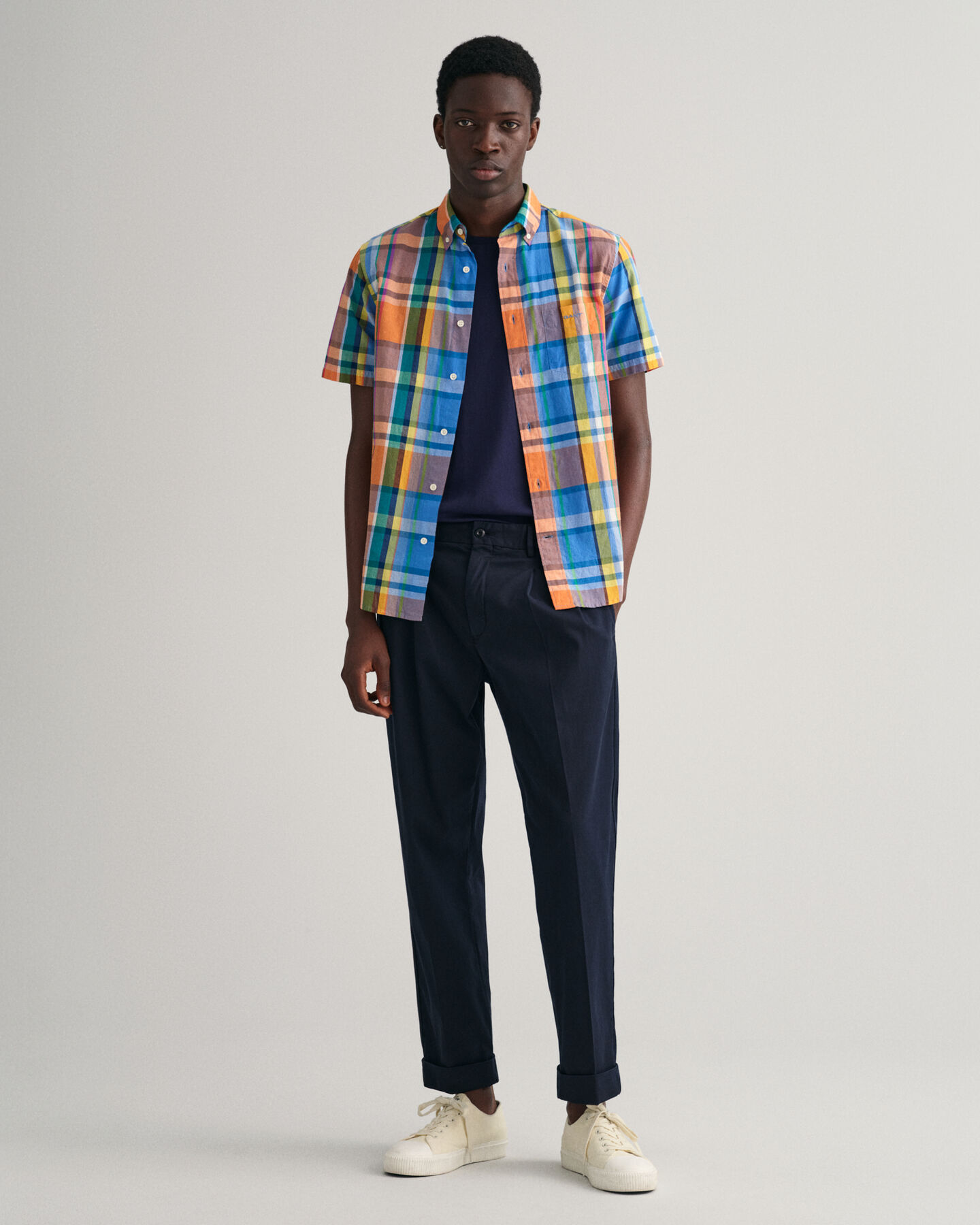 Regular fit f&auml;rgglad kort&auml;rmad madrasskjorta