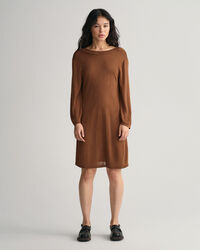 Stickad kl&auml;nning med &ouml;ppen rygg