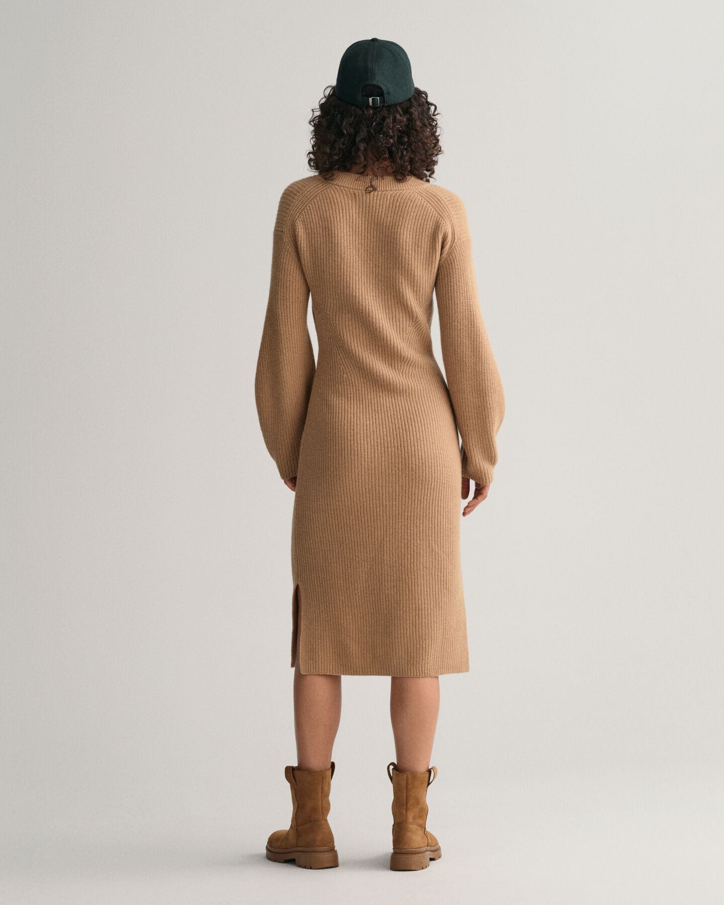 Ribbstickad yllekl&auml;nning med V-ringning