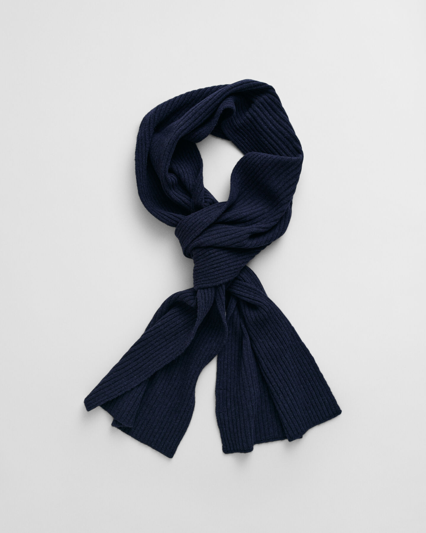 Gåvoset med mössa och halsduk med GANT-märke