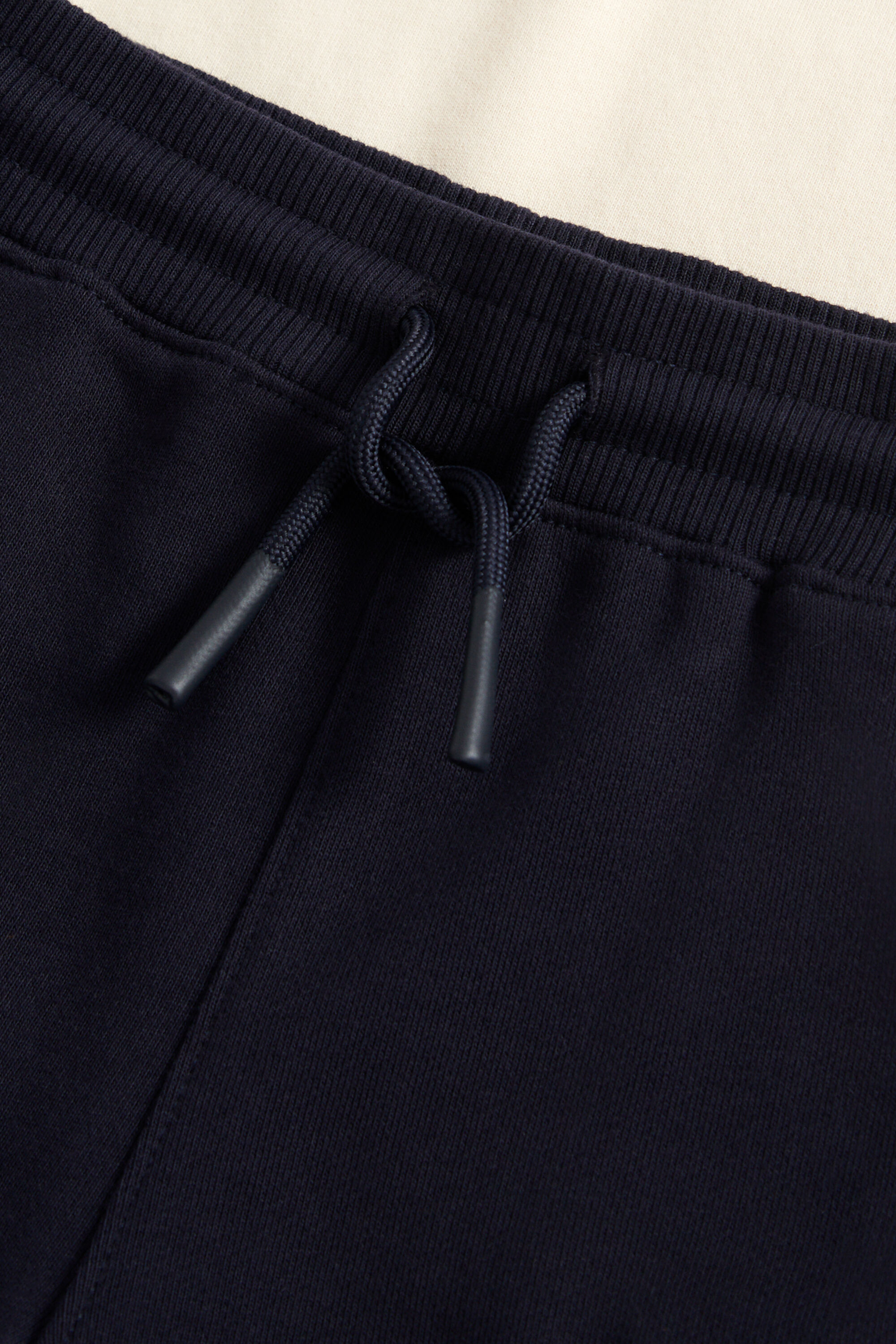 Boys set med T-shirt och sweatshorts med sköldemblem