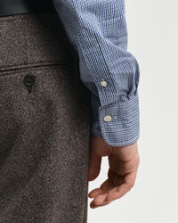 Regular fit poplinskjorta i sm&aring;rutig gingham