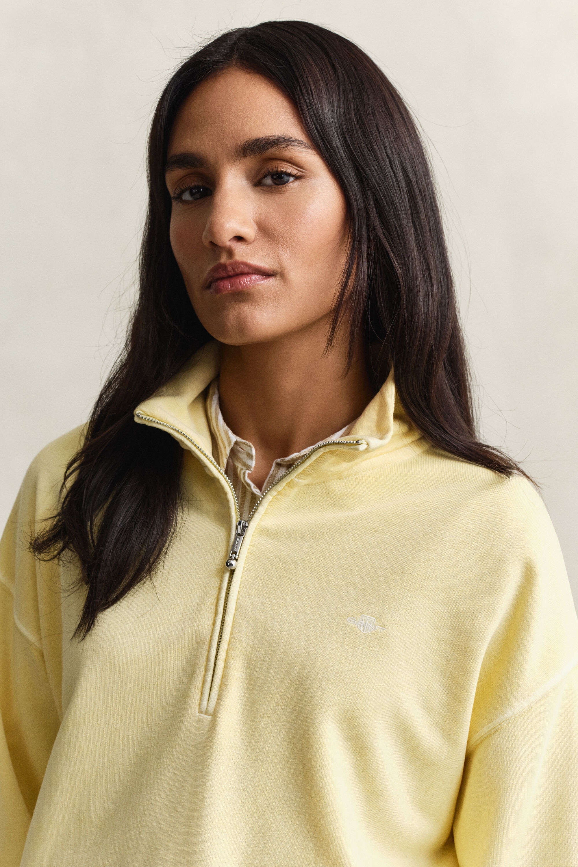 Tvättad sweatshirt med half-zip och sköldlogo