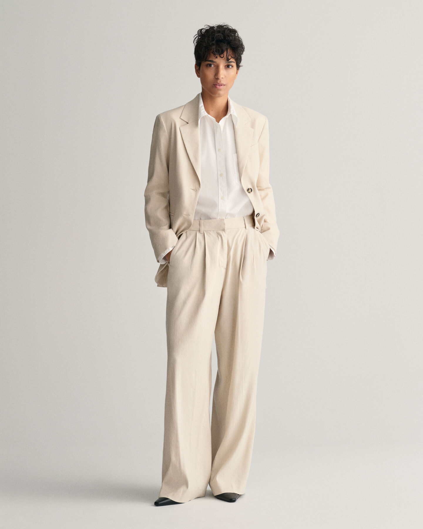 Relaxed fit välskurna byxor i stretchigt linne